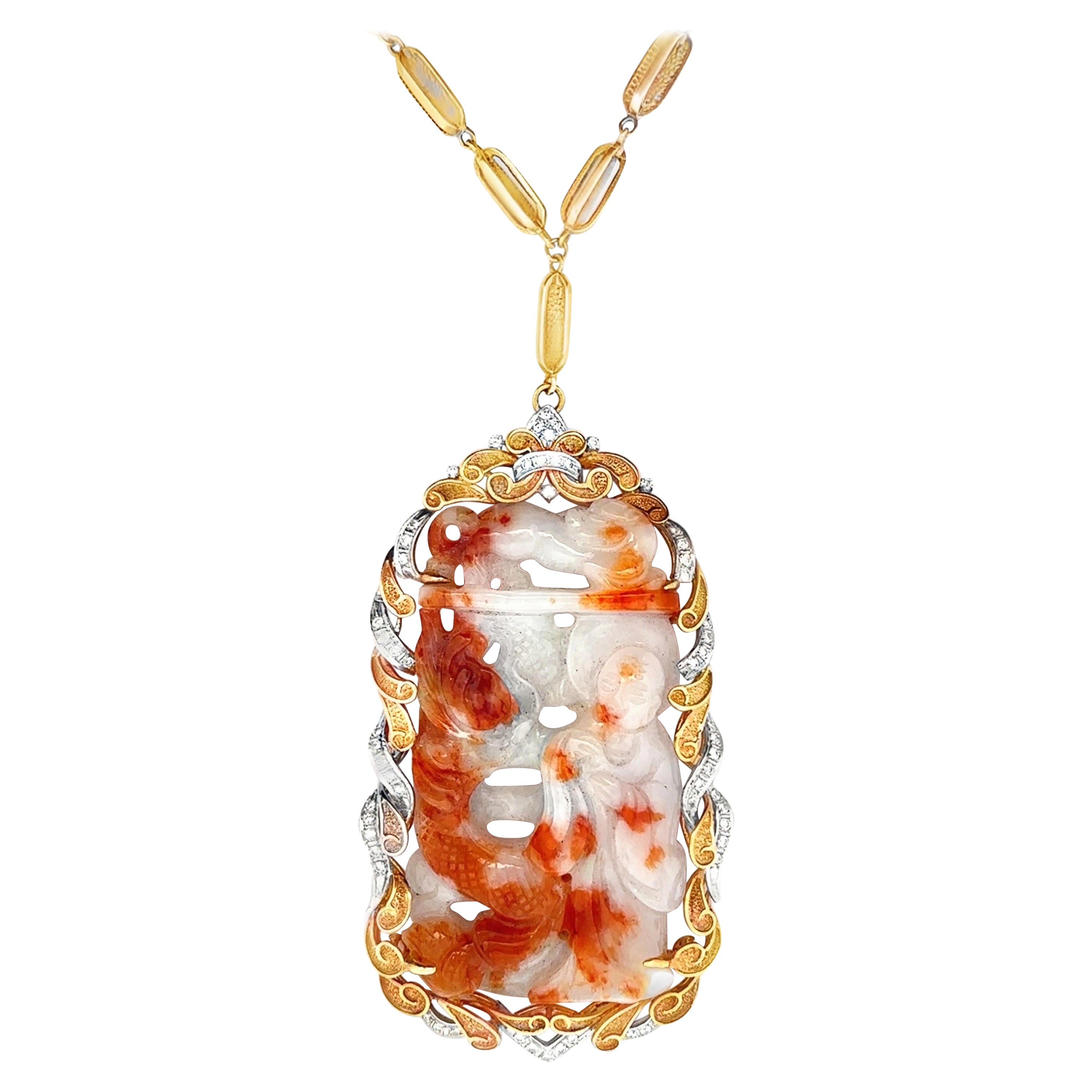 Collana con ciondolo di giada intagliata in vendita