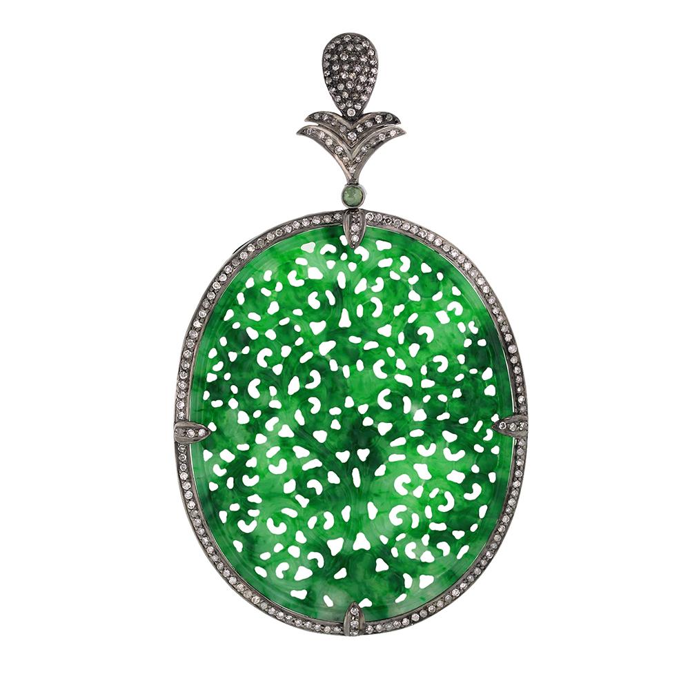 Taille mixte Pendentif en jade sculpté orné de diamants en vente
