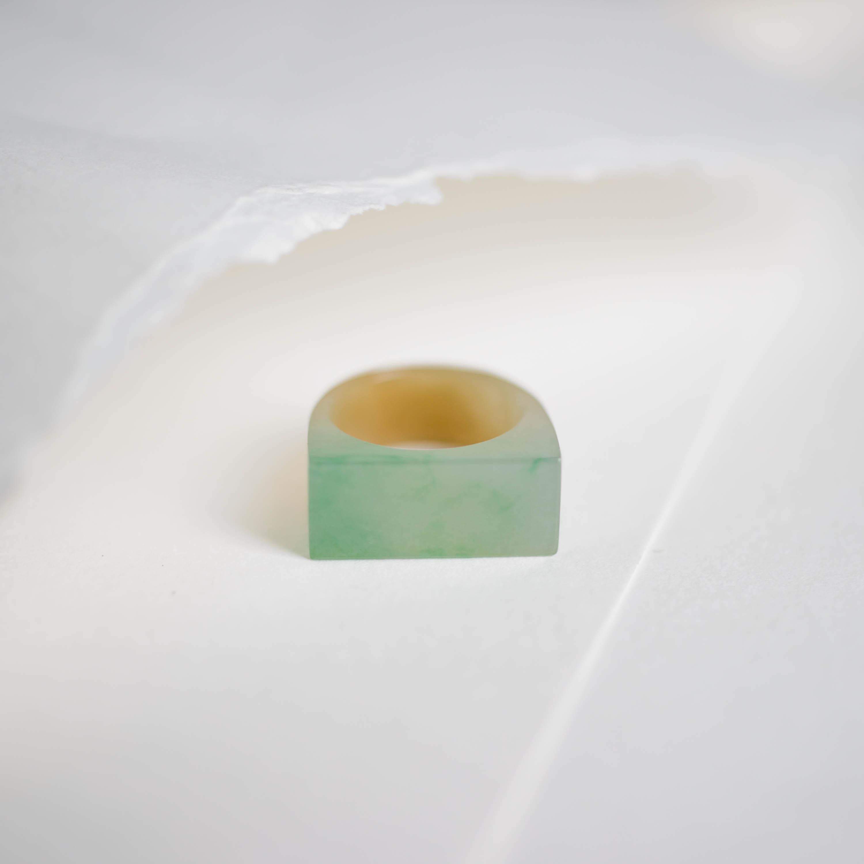 Moderne Bague en jade sculptée bicolore hautement translucide certifiée non traitée en vente