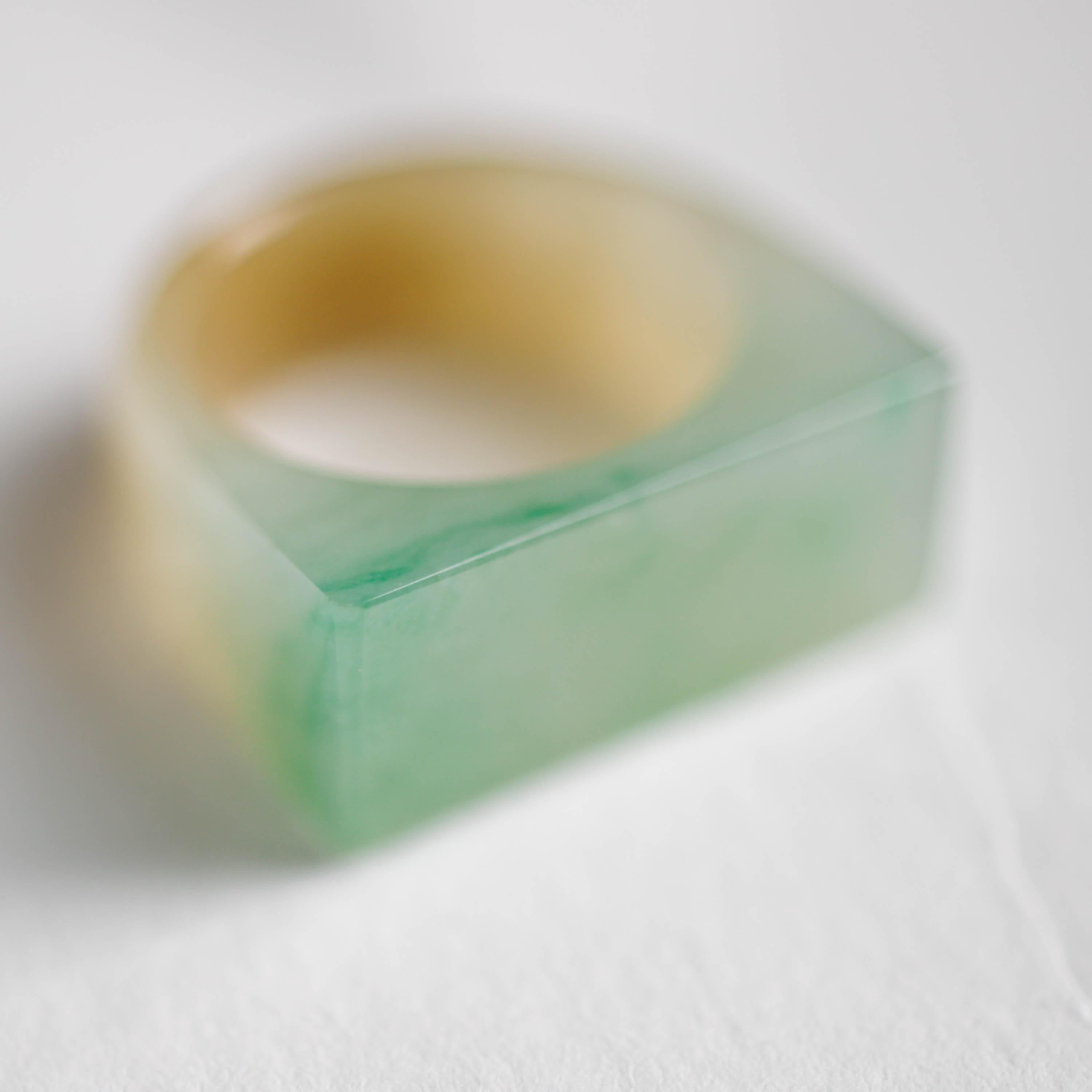 Geschnitzter Jade-Ring, zweifarbig, hochtransluzent, zertifiziert und unbehandelt (Rundschliff) im Angebot