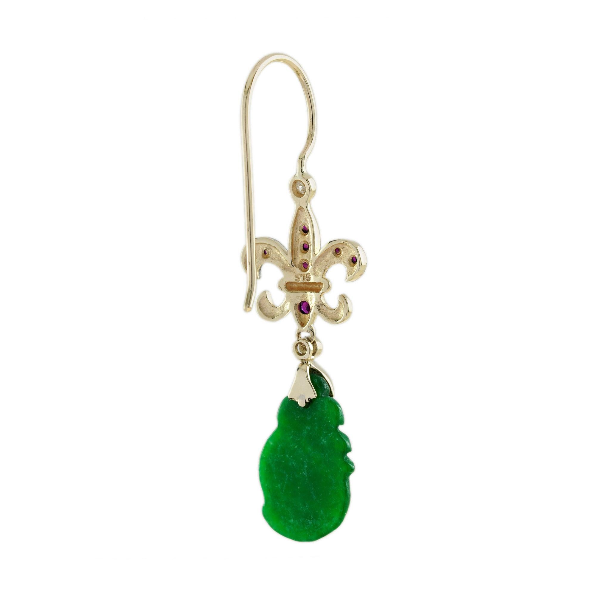 Die natürliche Jade in diesen schönen Ohrringen hat eine ganz besondere Form. Beide Stücke haben eine kräftige grüne Farbe und gute Schnitzereien. Die Jade ist in einer Fassung aus 9-karätigem Gelbgold mit einer Rubinlilie in Form eines