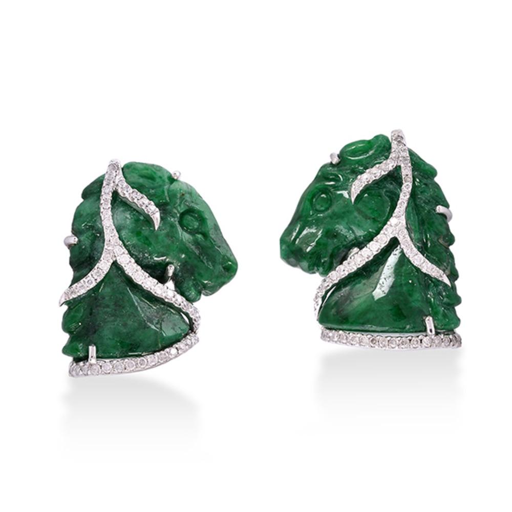 Geschnitzte Jade-Ohrstecker in Pferdegesichtsform mit Diamanten aus 18 Karat Gold (Gemischter Schliff)