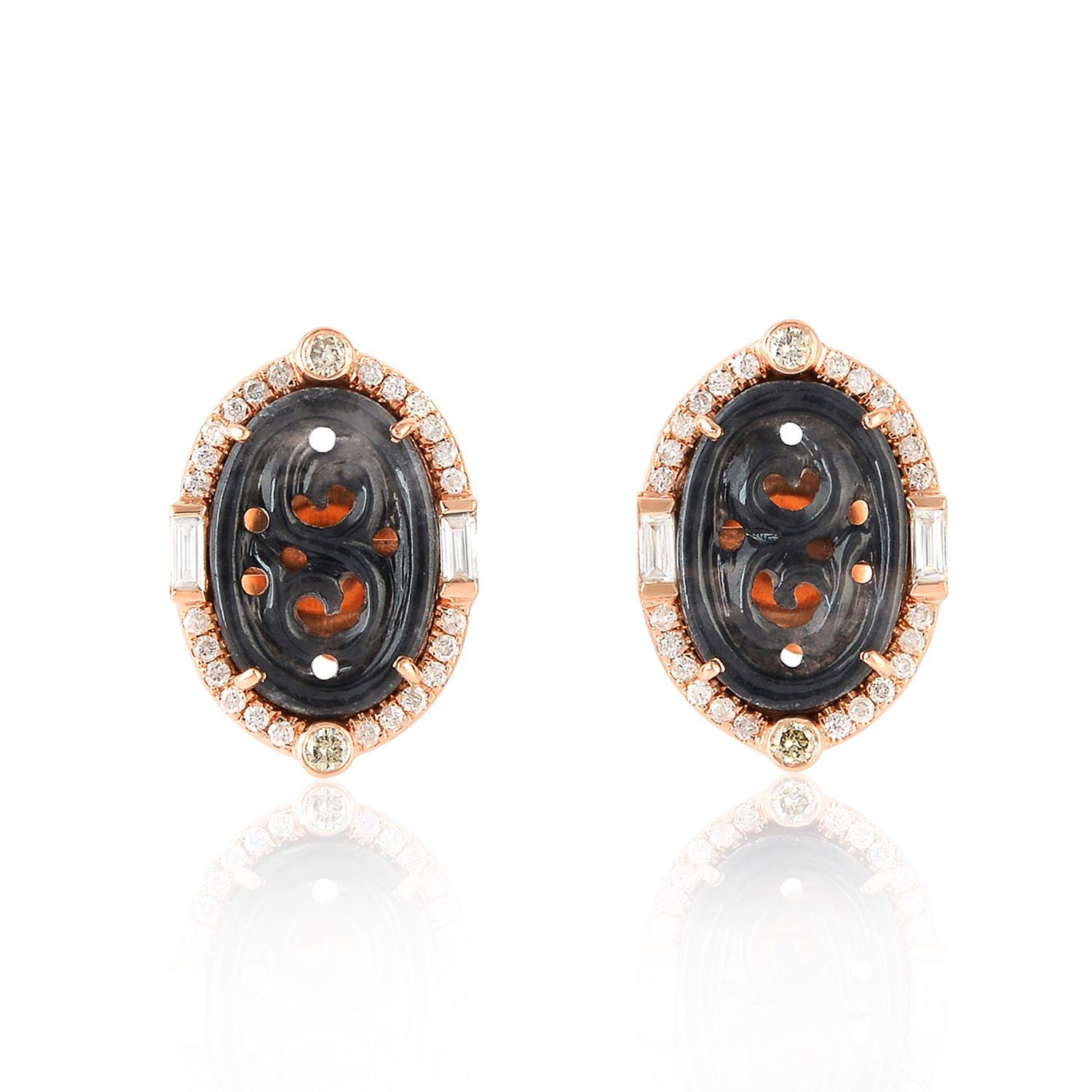 Art déco Clous d'oreilles en or 18 carats avec jade noir sculpté et diamants pavés en vente