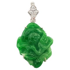 Geschnitzte Jade mit Diamant-Anhänger von 0,10 Karat in 18 Karat Weißgold gefasst