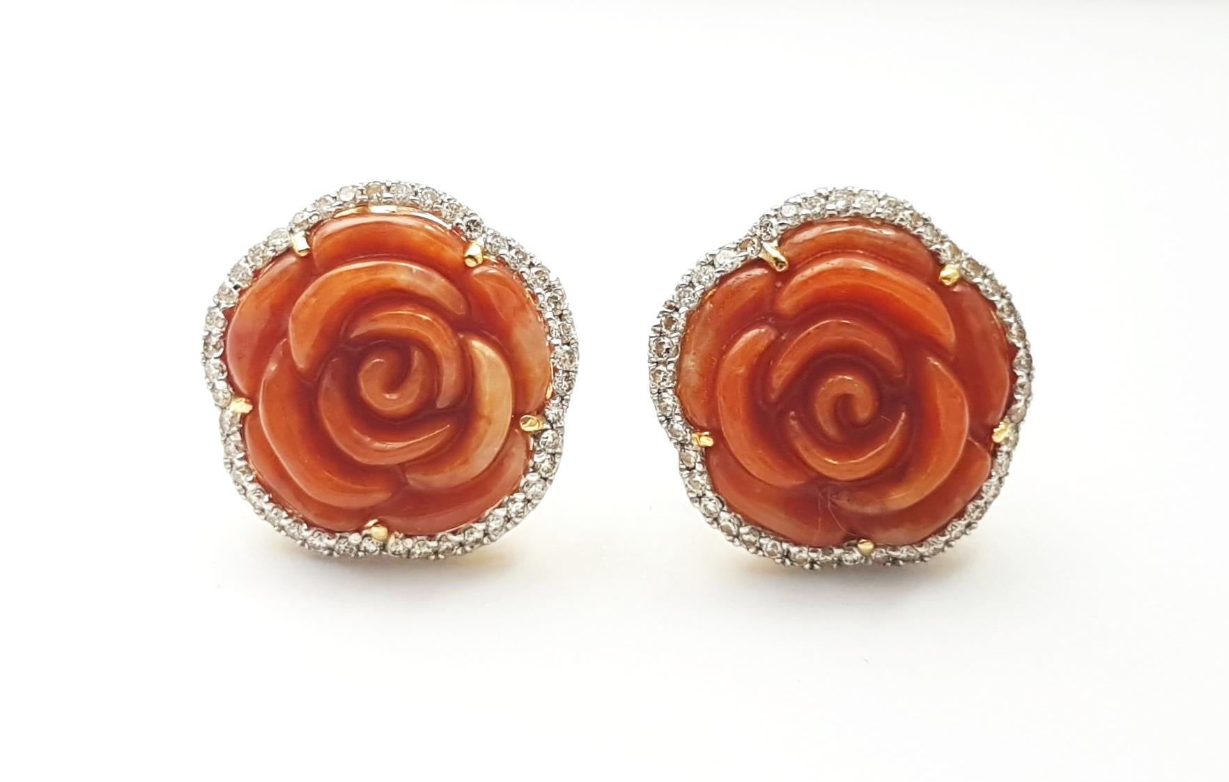 Contemporain Boucles d'oreilles en Jade sculpté et fleurs en diamant montées sur or 18 carats en vente
