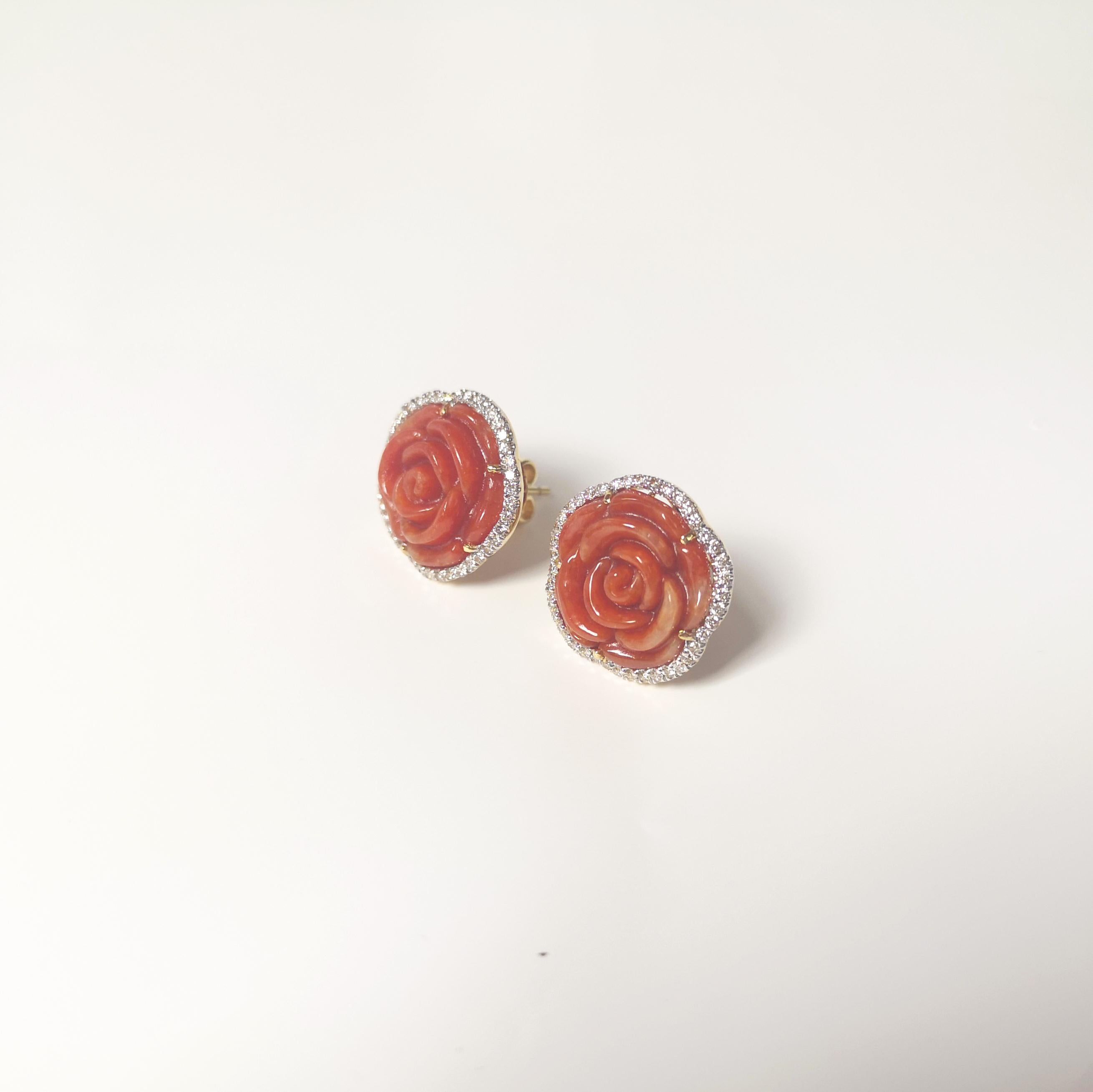 Boucles d'oreilles en Jade sculpté et fleurs en diamant montées sur or 18 carats Neuf - En vente à Bangkok, TH