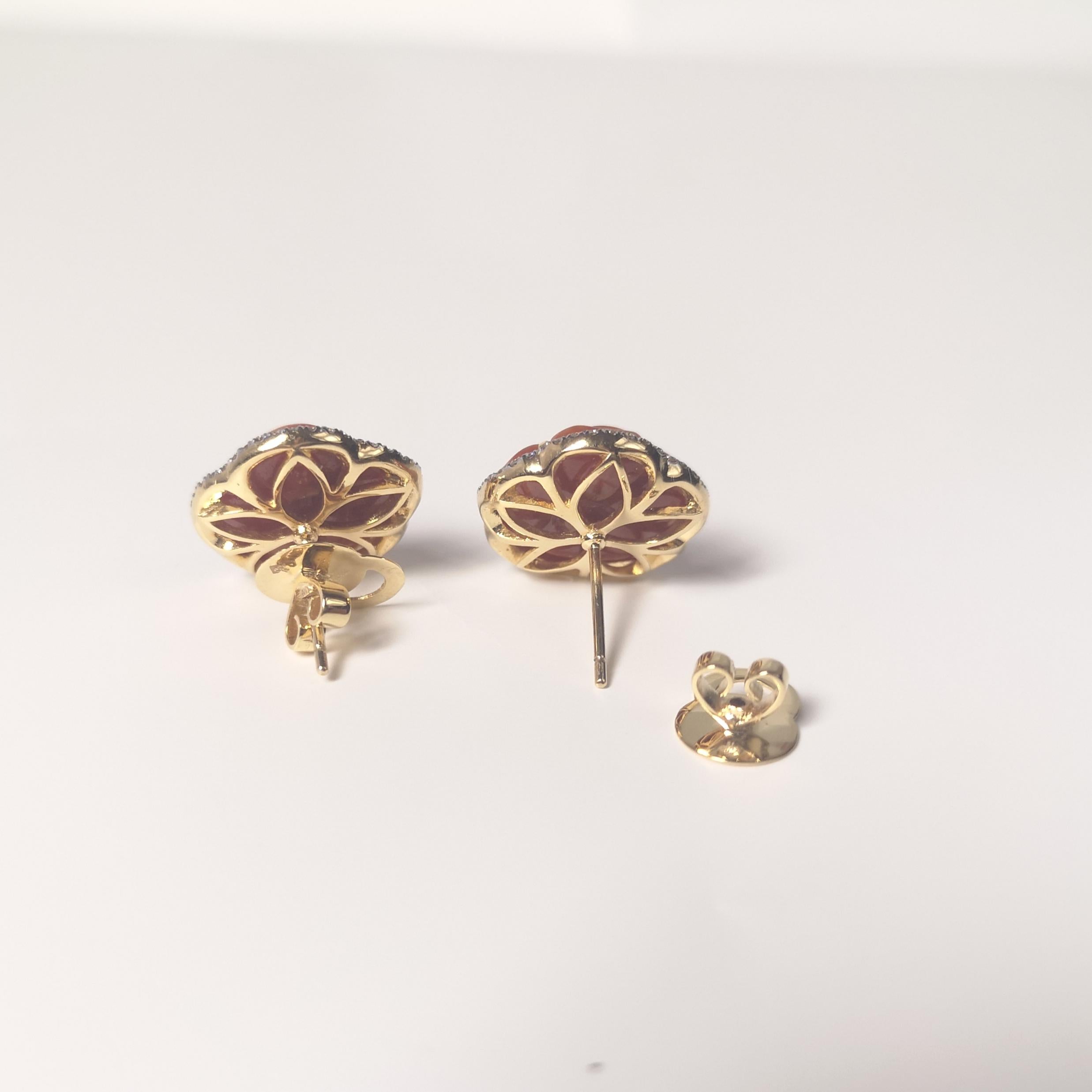 Boucles d'oreilles en Jade sculpté et fleurs en diamant montées sur or 18 carats en vente 1