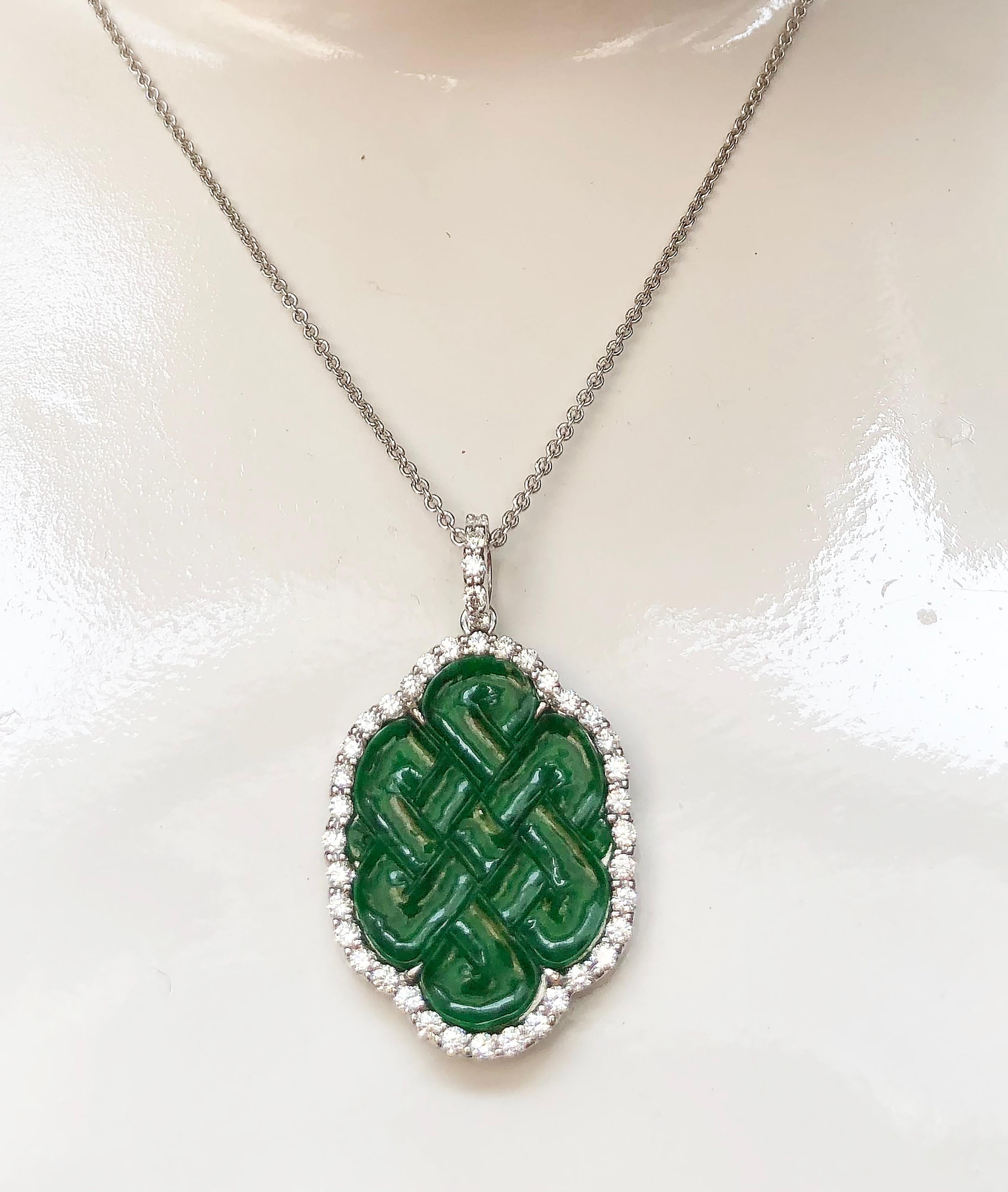 Pendentif en or blanc 18 carats en jade et diamants de 0,49 carat
(chaîne non incluse)

Largeur :  2.3 cm 
Longueur : 3,9 cm
Poids total : 5,93 grammes


