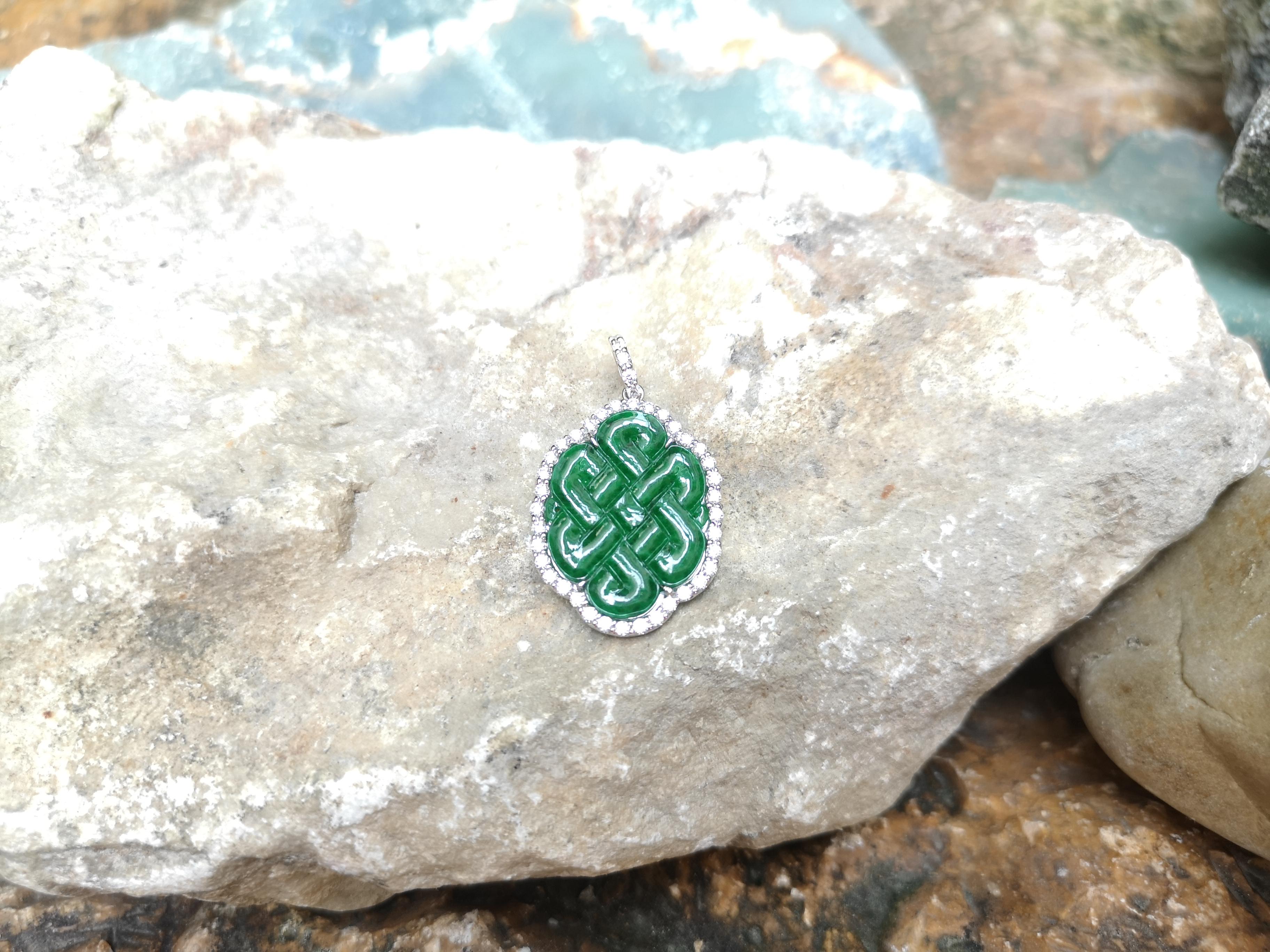 Taille mixte Pendentif nœud d'amour en jade sculpté et diamants serti dans des montures en or blanc 18 carats en vente