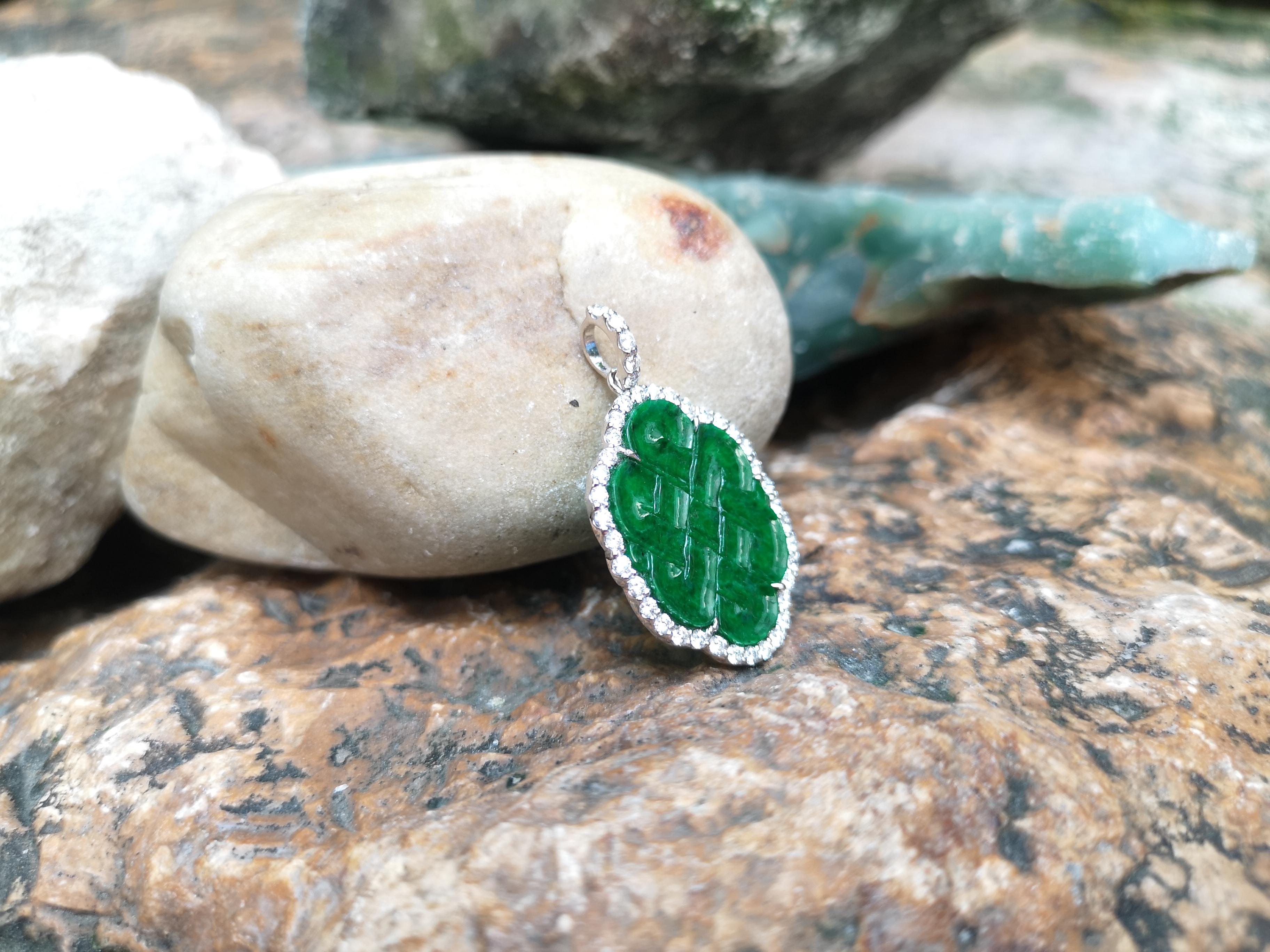 Pendentif nœud d'amour en jade sculpté et diamants serti dans des montures en or blanc 18 carats Neuf - En vente à Bangkok, TH