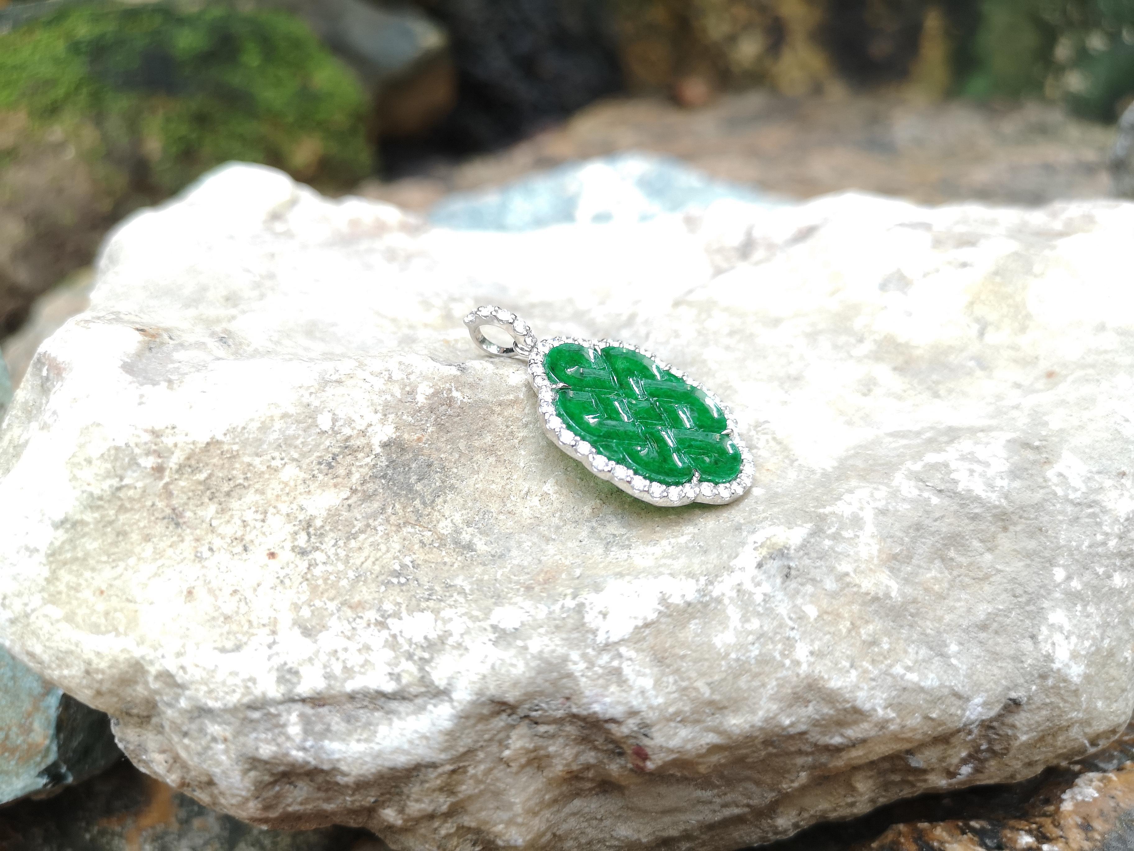 Pendentif nœud d'amour en jade sculpté et diamants serti dans des montures en or blanc 18 carats Unisexe en vente