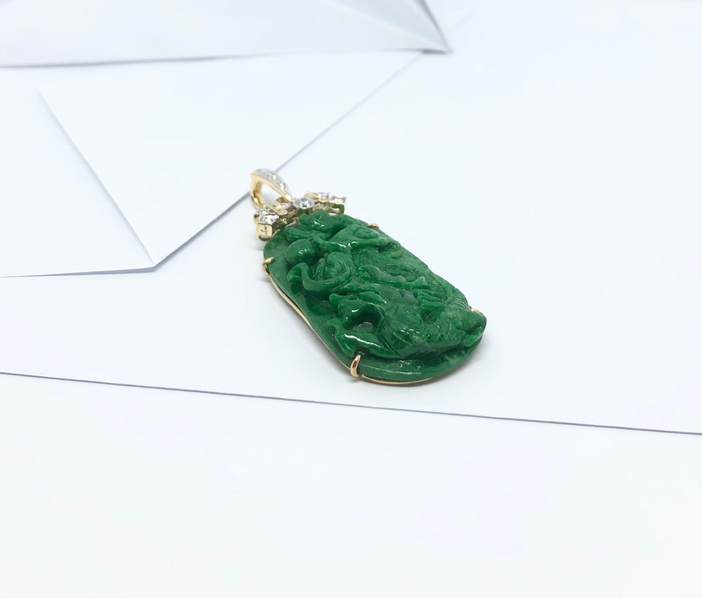 Carved Jade with Diamond Pendant Set in 18 Karat Gold Settings In New Condition In Bangkok, TH