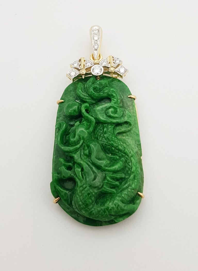 Carved Jade with Diamond Pendant Set in 18 Karat Gold Settings For Sale 1