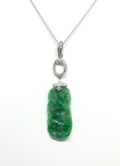 Colgante de Jade Tallado con Diamantes Engastado en Oro Blanco de 18 Kilates