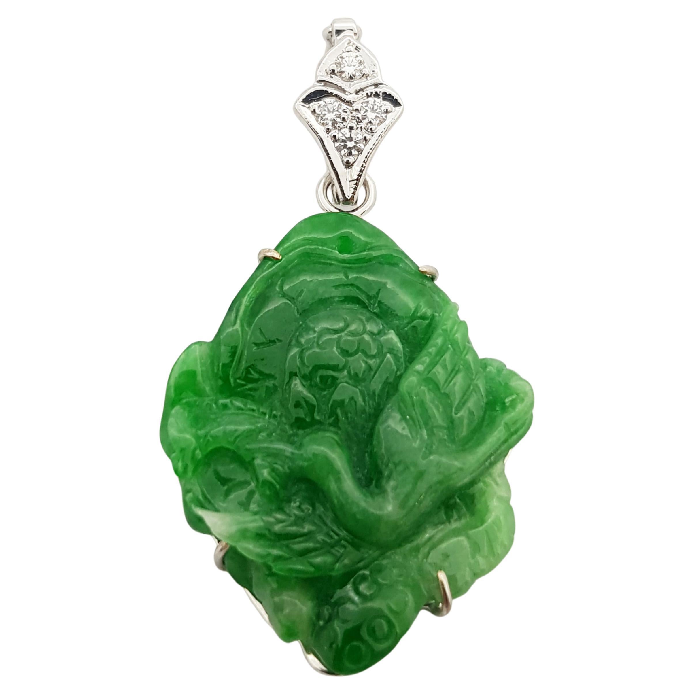 Pendentif en jade sculpté et diamants serti dans des montures en or blanc 18 carats
