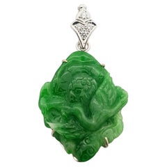 Pendentif en jade sculpté et diamants serti dans des montures en or blanc 18 carats