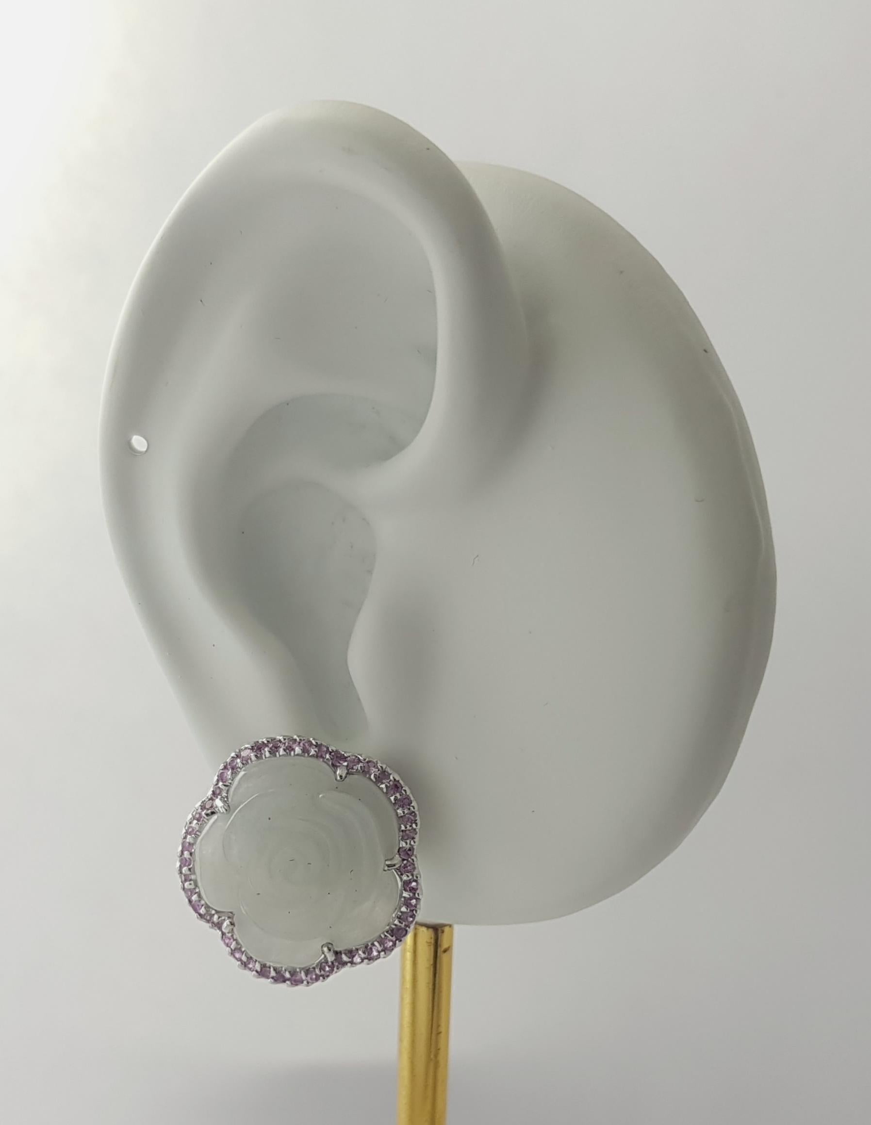 Jade sculpté 23,18 carats et saphir rose 0,75 carat Boucles d'oreilles montées sur or blanc 18 carats

Largeur : 2.1 cm 
Longueur : 2.1 cm
Poids total : 12,51 grammes

