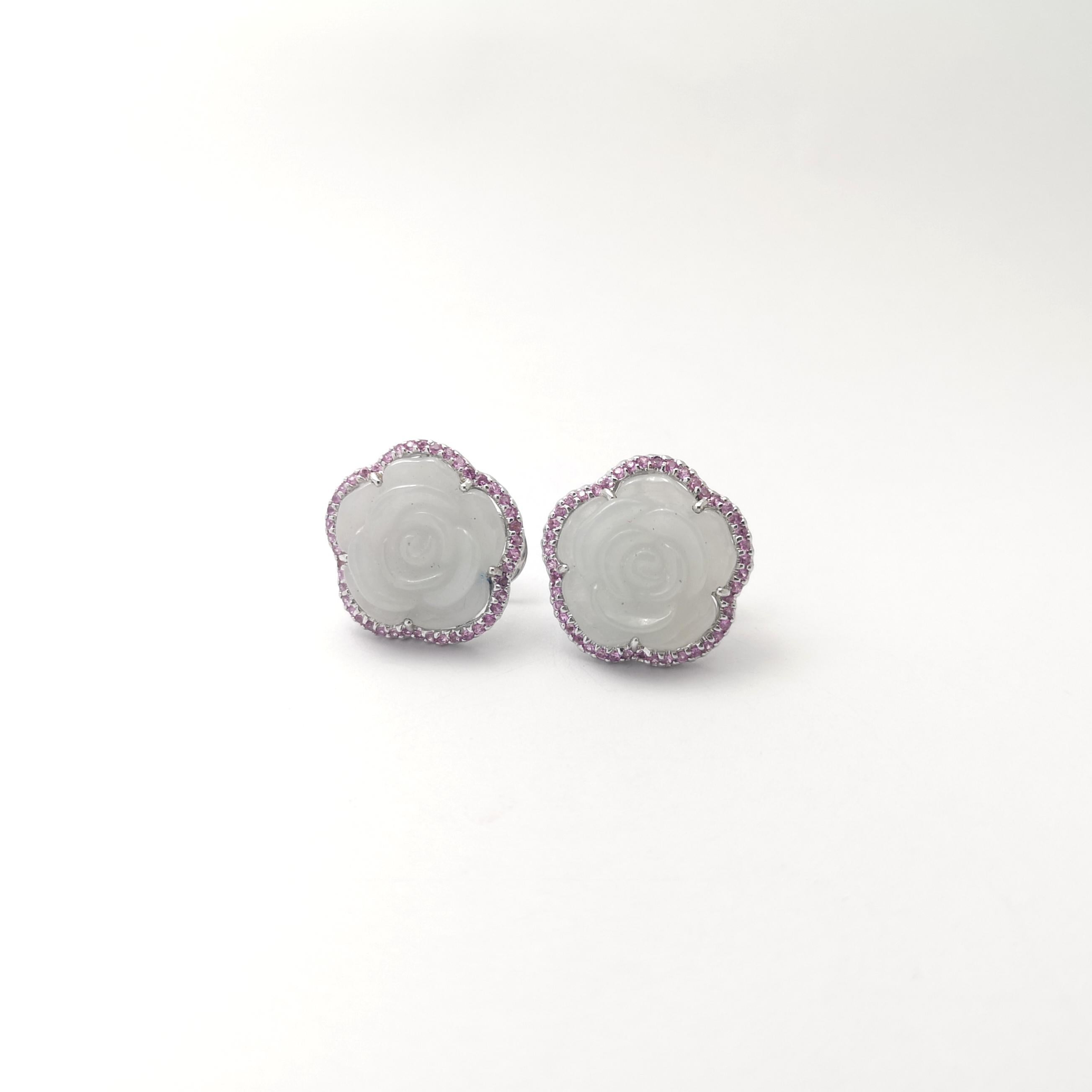 Taille mixte Boucles d'oreilles en Jade sculpté et saphir rose montées sur or blanc 18 carats en vente