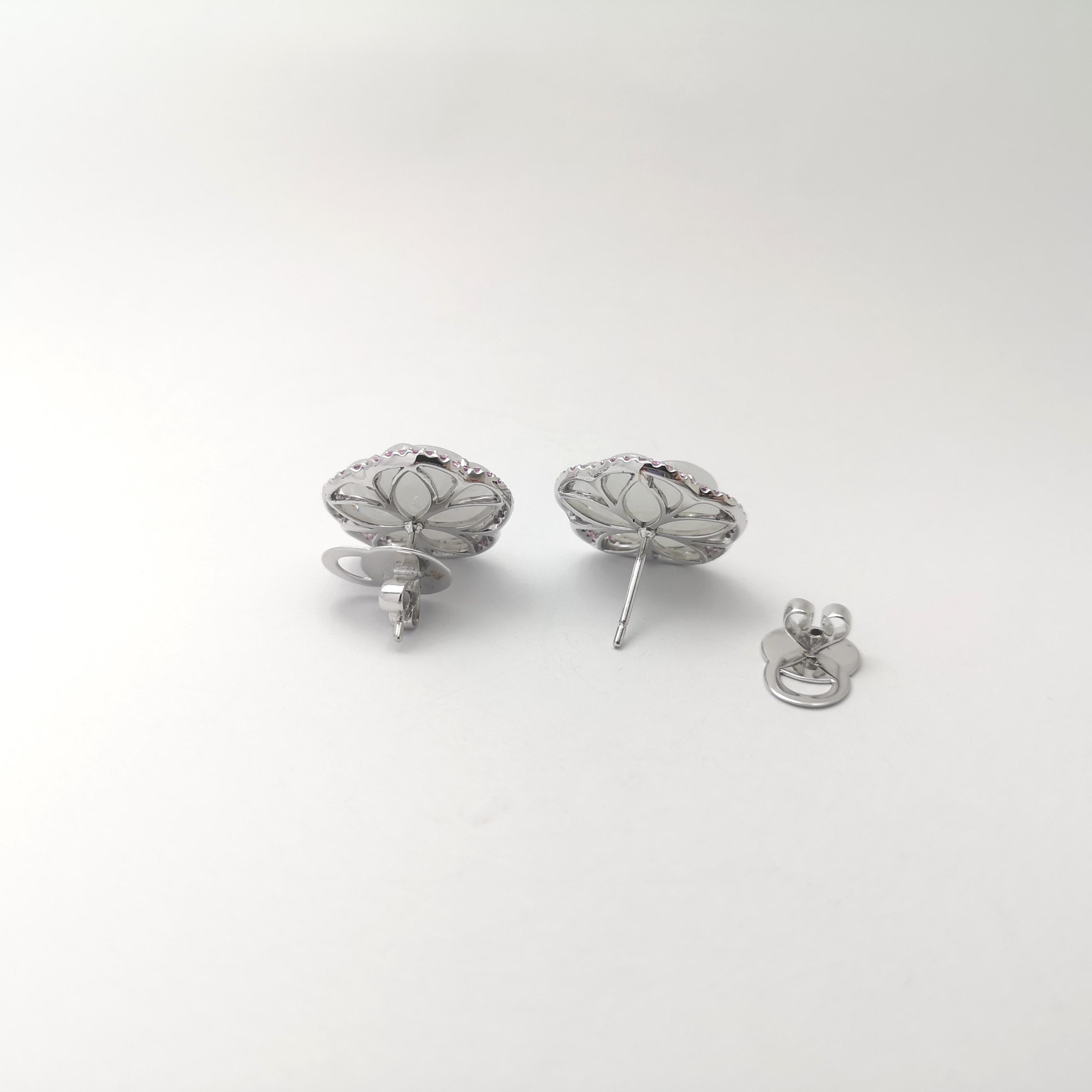 Boucles d'oreilles en Jade sculpté et saphir rose montées sur or blanc 18 carats en vente 1