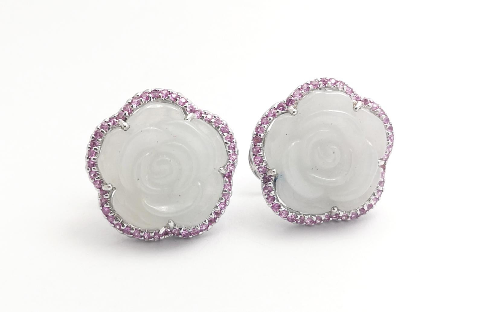 Boucles d'oreilles en Jade sculpté et saphir rose montées sur or blanc 18 carats en vente 2