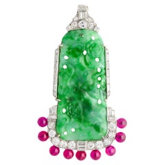 Anstecknadel aus Platin mit geschnitztem Jadeit, Jade und Diamant und synthetischem baumelndem Rubinperlen und Perlen
