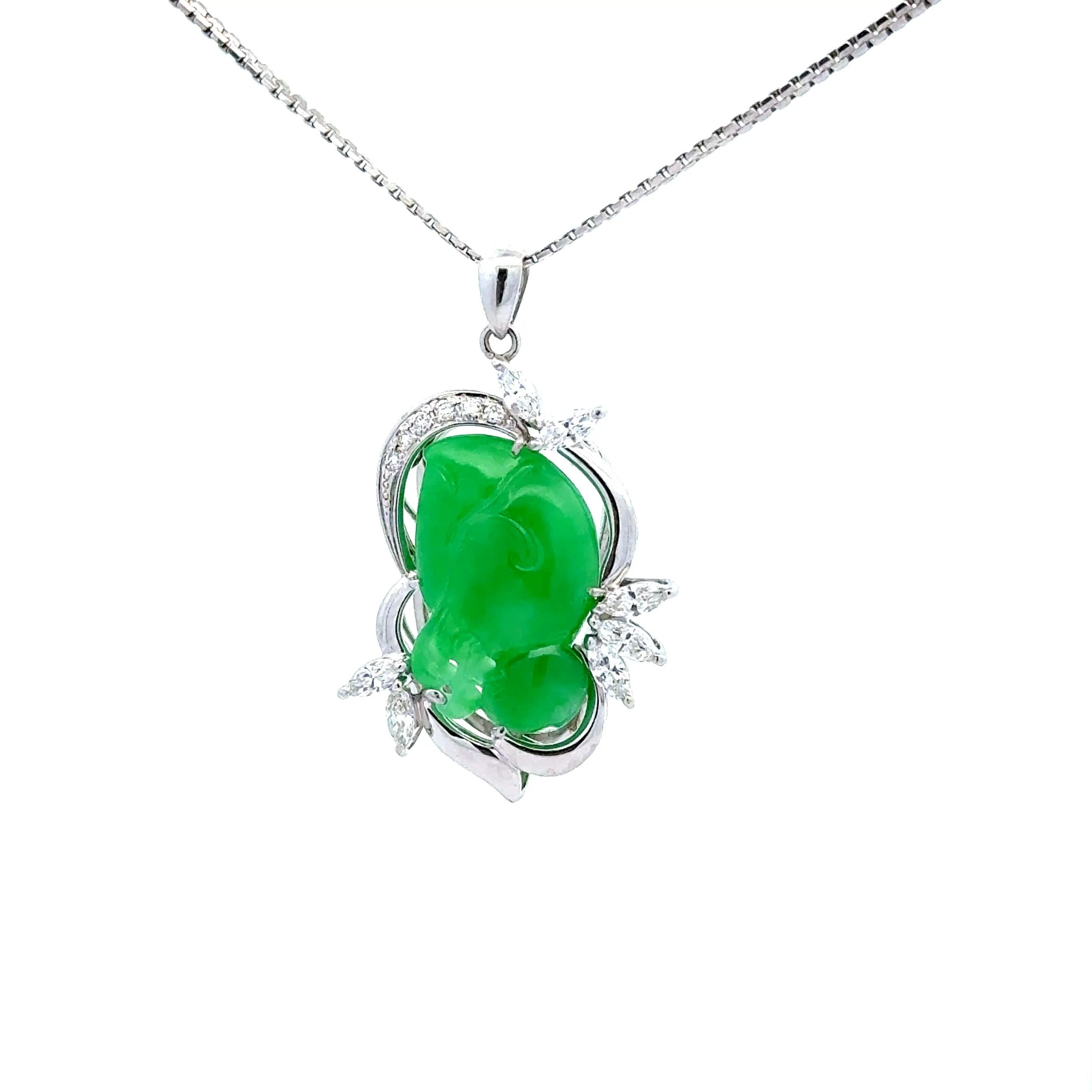 Questo ciondolo presenta una giada naturale di 13,91 carati al centro, che emana una vibrante tonalità verde con un'eccellente lucentezza. È scolpito come simbolo cinese di salute e prosperità. Il design è accentuato da diamanti bianchi a taglio