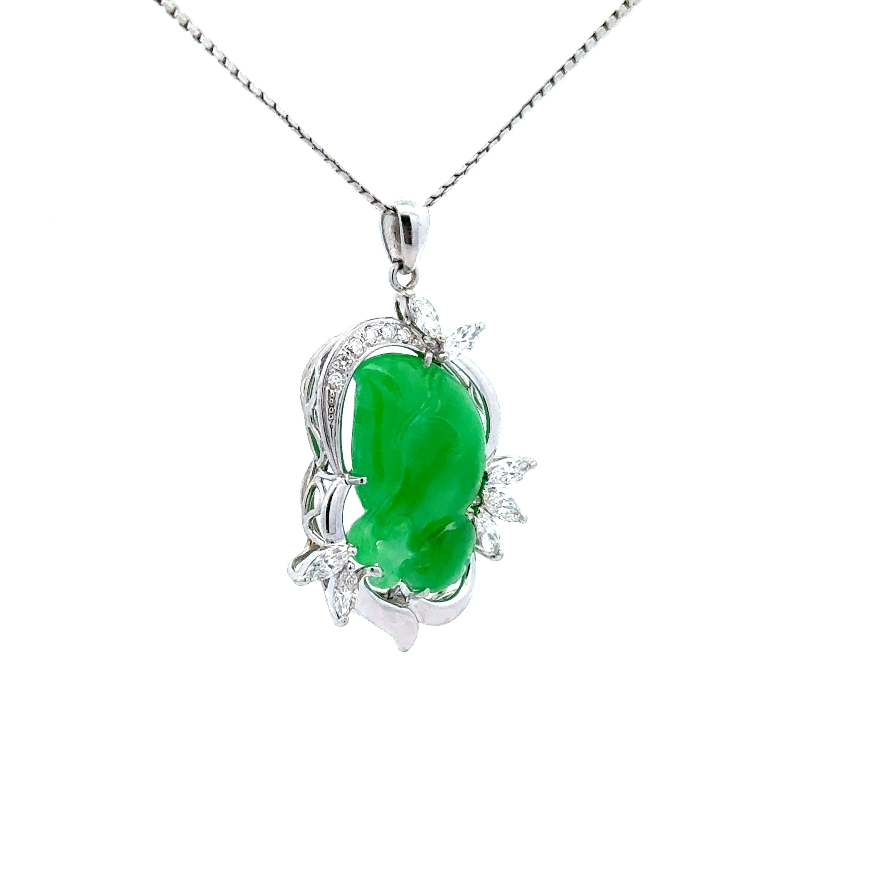 Contemporaneo Collana con ciondolo in giadeite intagliata e diamanti in platino in vendita