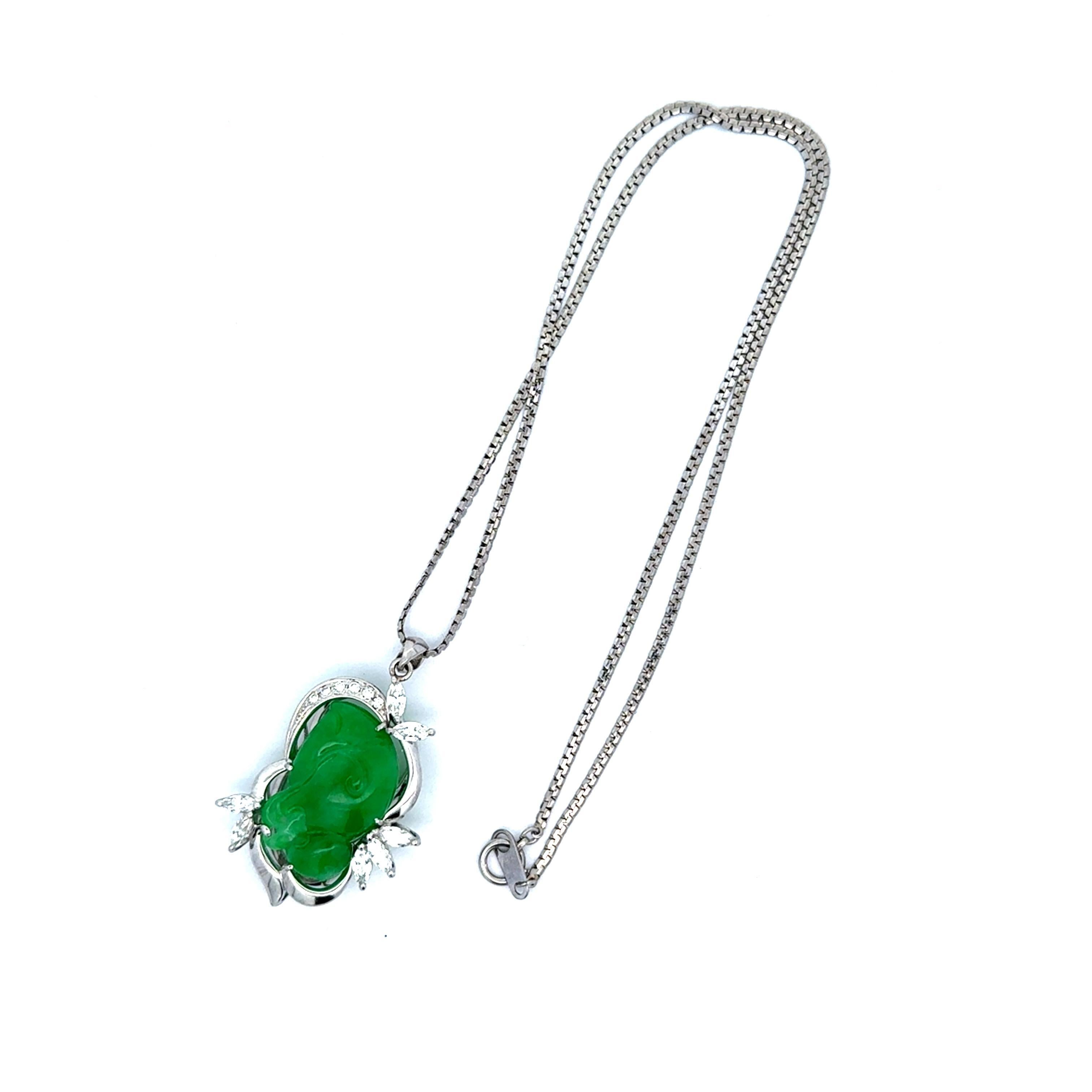 Taglio brillante Collana con ciondolo in giadeite intagliata e diamanti in platino in vendita