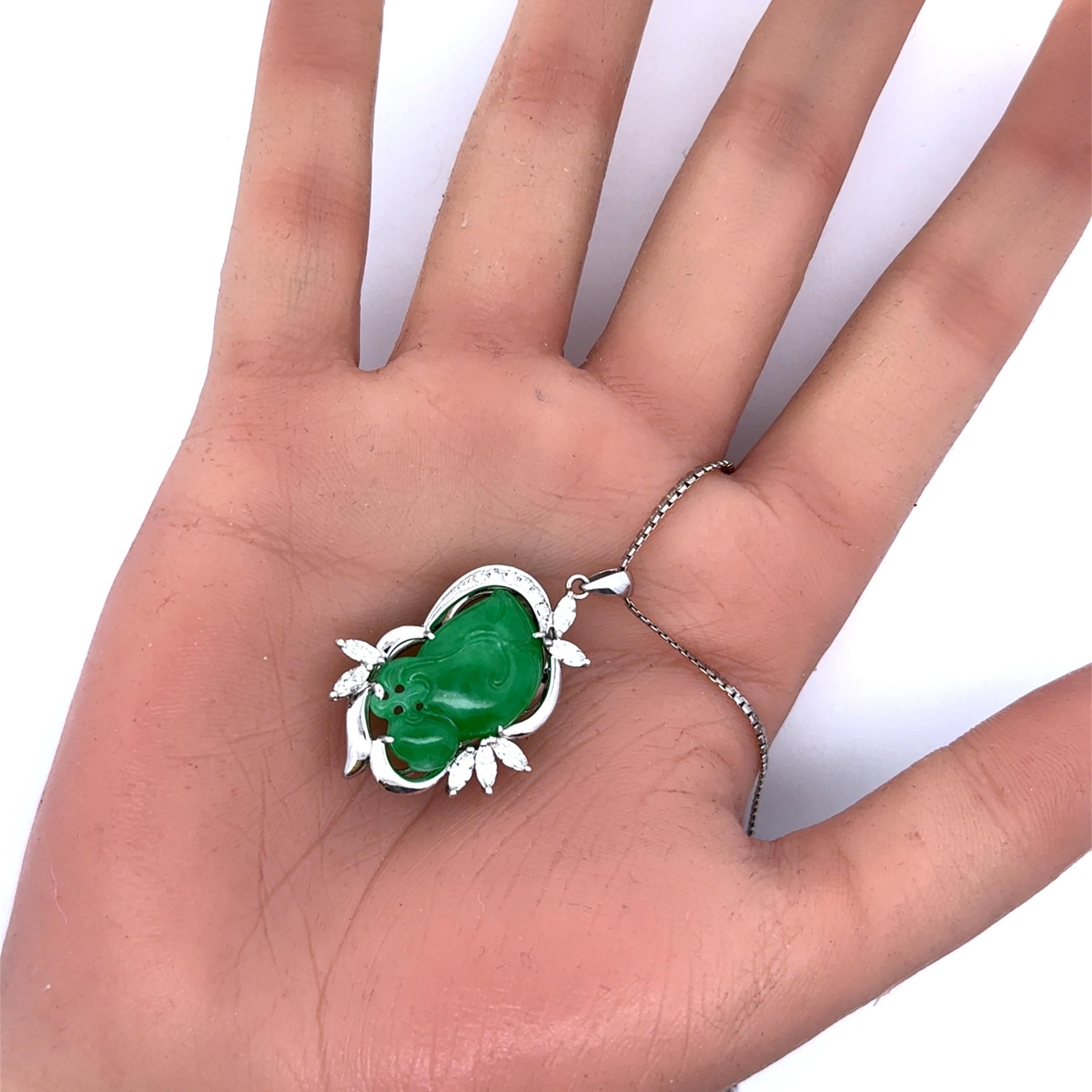 Collana con ciondolo in giadeite intagliata e diamanti in platino In condizioni Nuovo in vendita a Beverly Hills, CA