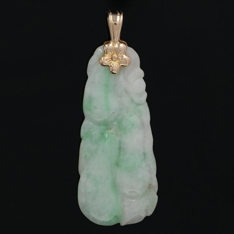 Contenu métallique : Or 14k garanti comme estampillé

Informations sur les pierres : 
Jadéite véritable 
Traitement : Routine améliorée 
Couleurs : Vert et blanc  

Mesures : 45,2 mm de hauteur (à partir de l'anse étendue), 16,9 mm de