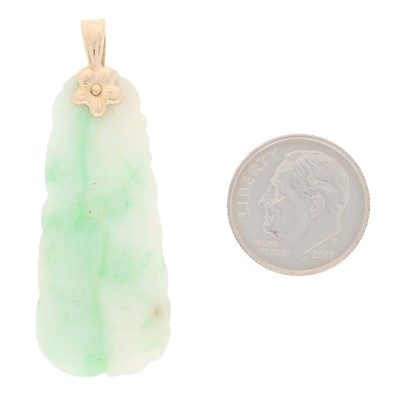 Pendentif en jadéite sculptée, motif botanique en or jaune 14 carats en vente 1