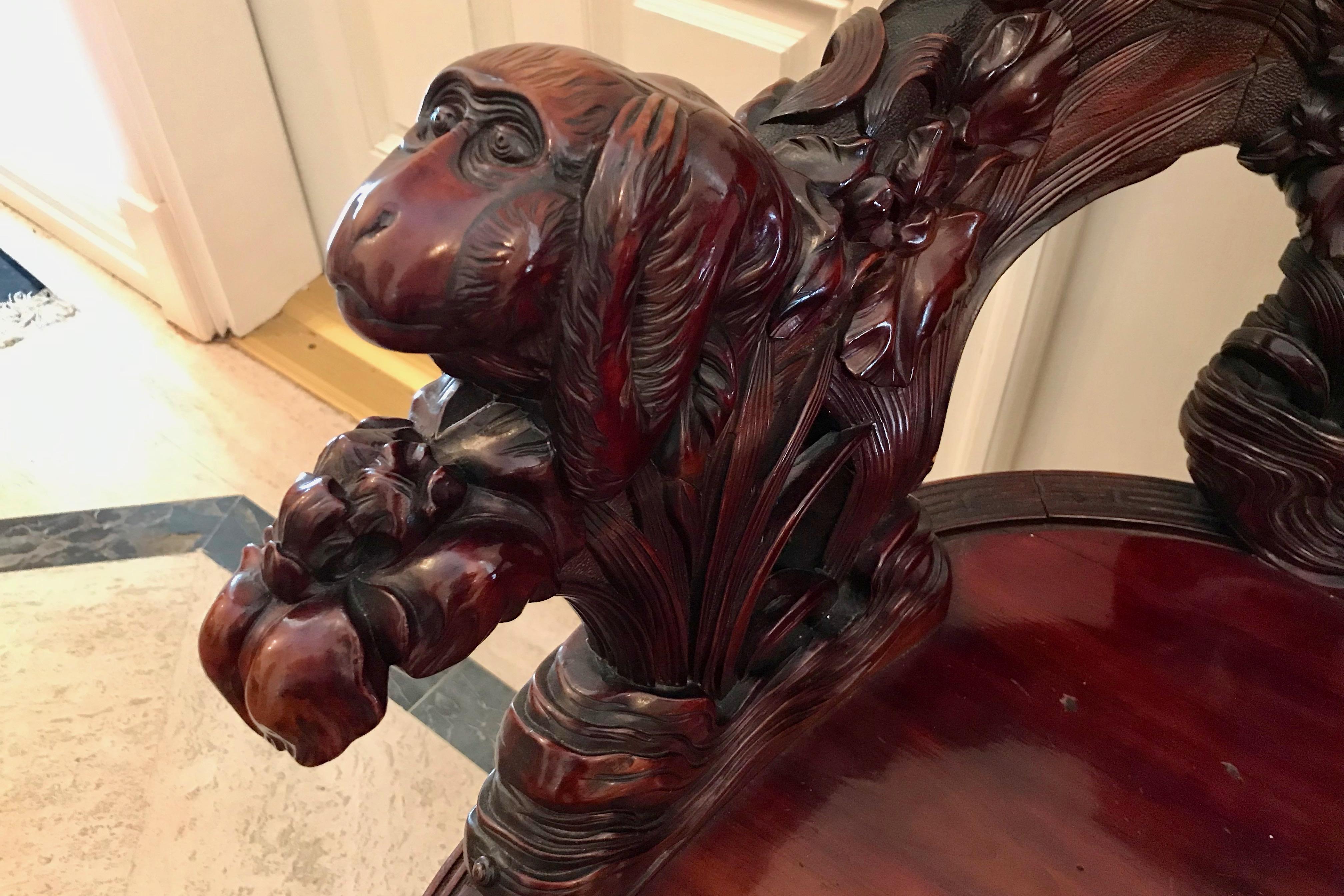 Chaise japonaise sculptée avec  « 3 Monkeys » en vente 5