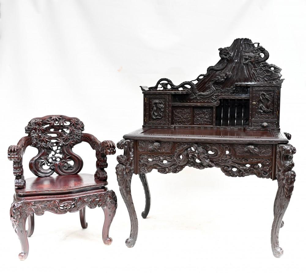 Sehr begehrter antiker japanischer Schreibtisch mit passendem Stuhl
Handgeschnitzt aus Hartholz mit einigen erstaunlichen Details
Geschmückt mit erstaunlichen geschnitzten Drachenmotiven und floralen Motiven auf der Schürze
Ein großartiges