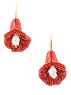 Geschnitzte Jaspis- und Perlen Orchideenblumen-Tropfen-Ohrringe aus 18 Karat Gelbgold