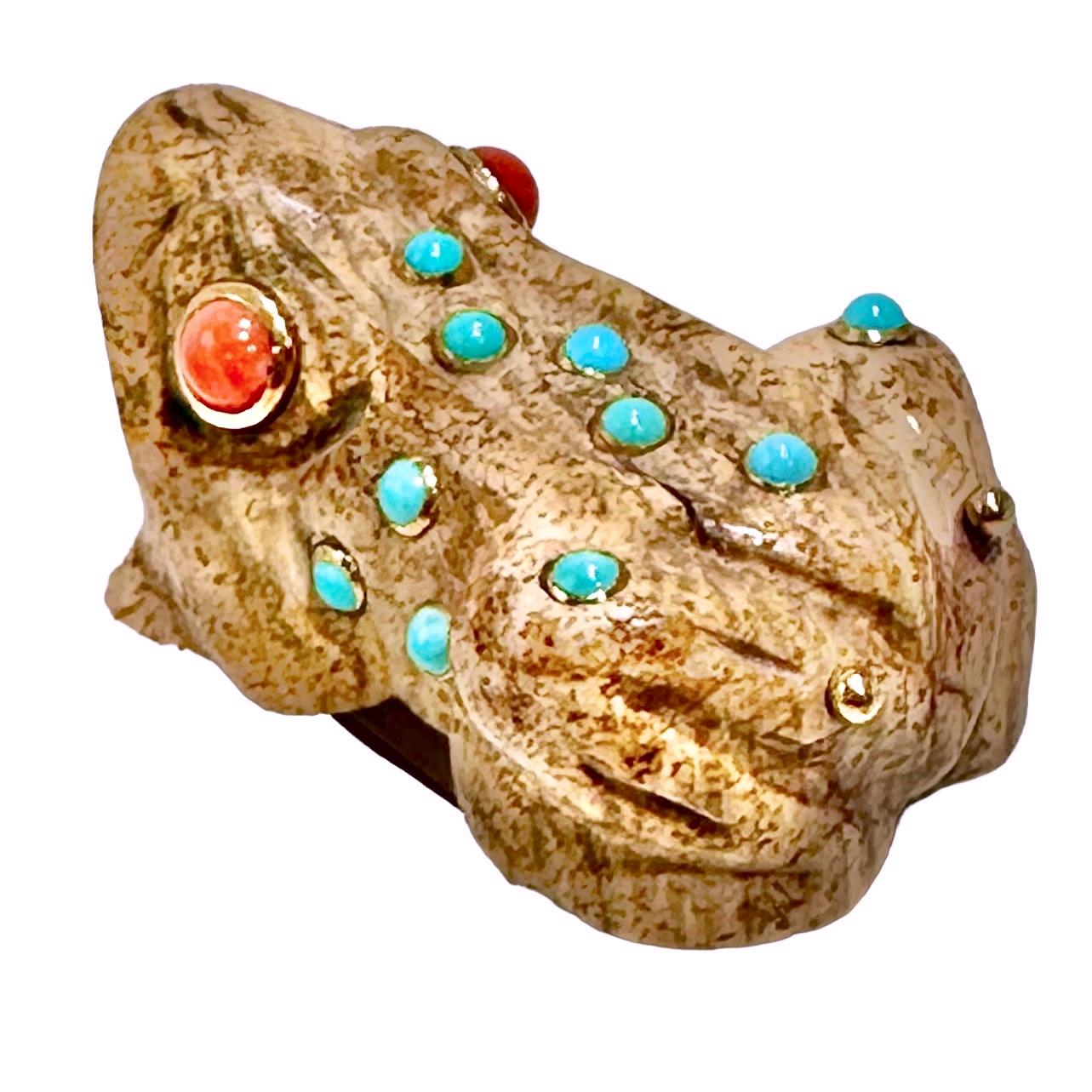 Carved Jasper Frog Brooch with Coral Eyes & Turquoise Accents in 18K Gold Bezels In Good Condition In Palm Beach, FL