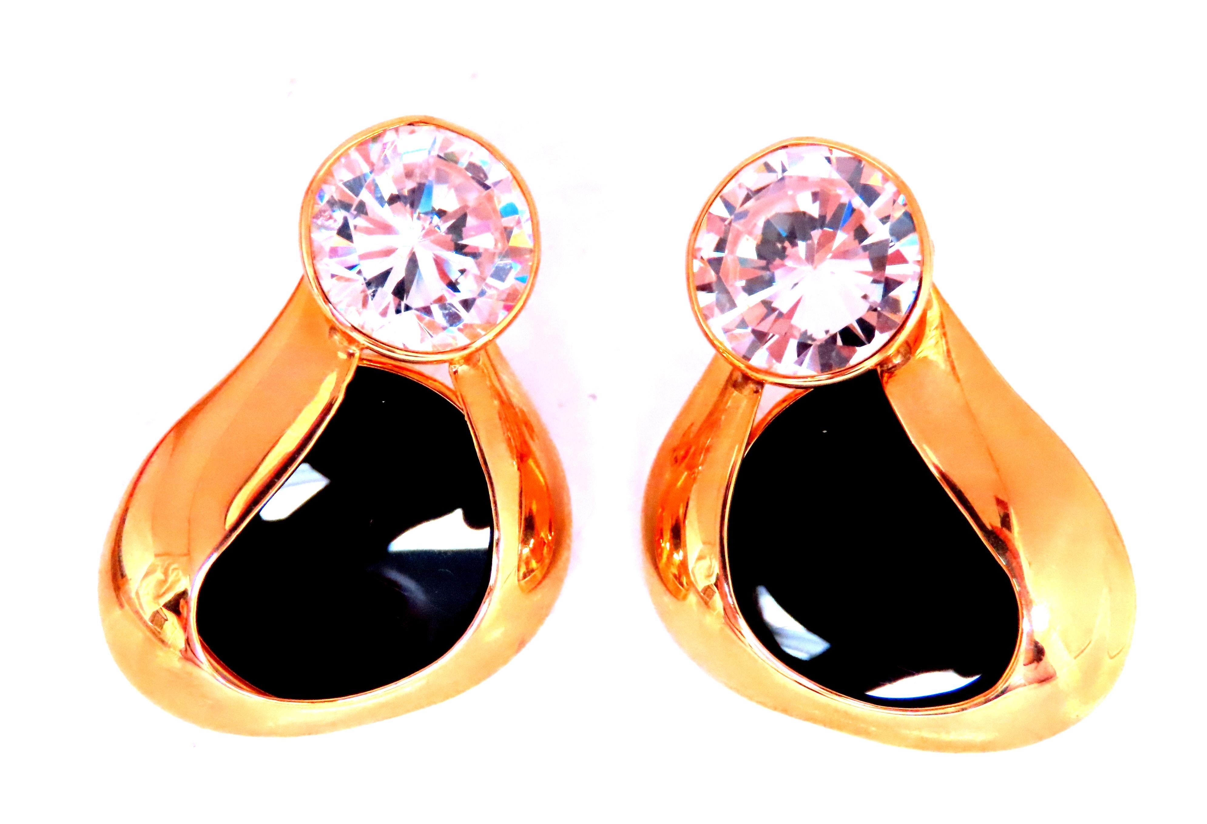 10mm White stone & Black Onyx Earrings.
Earrings 32 x 23mm
14kt yellow gold 10.8 grams