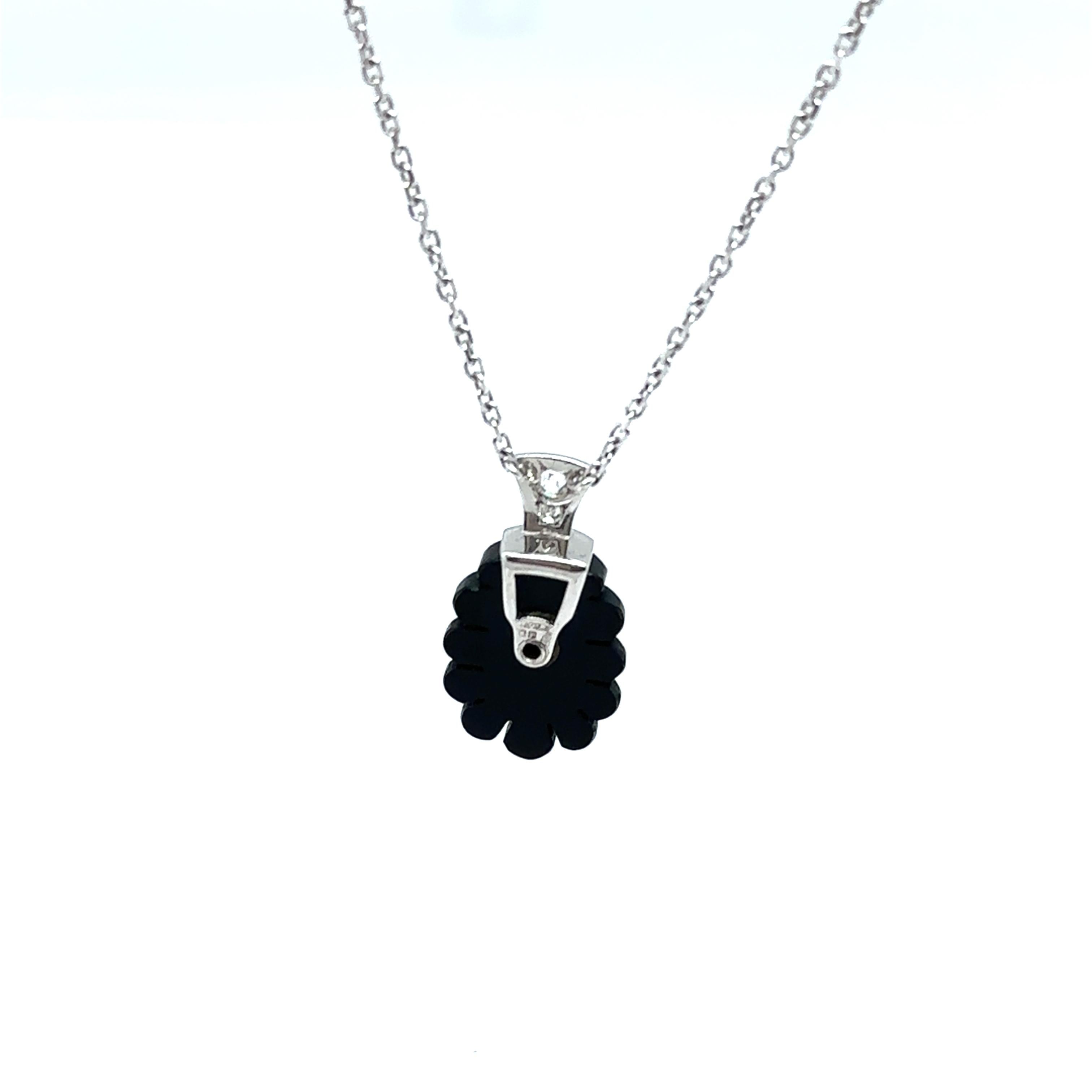 Taille ronde Pendentif jais sculpté en or blanc 18 carats serti d'un diamant de 0,30 carat en vente