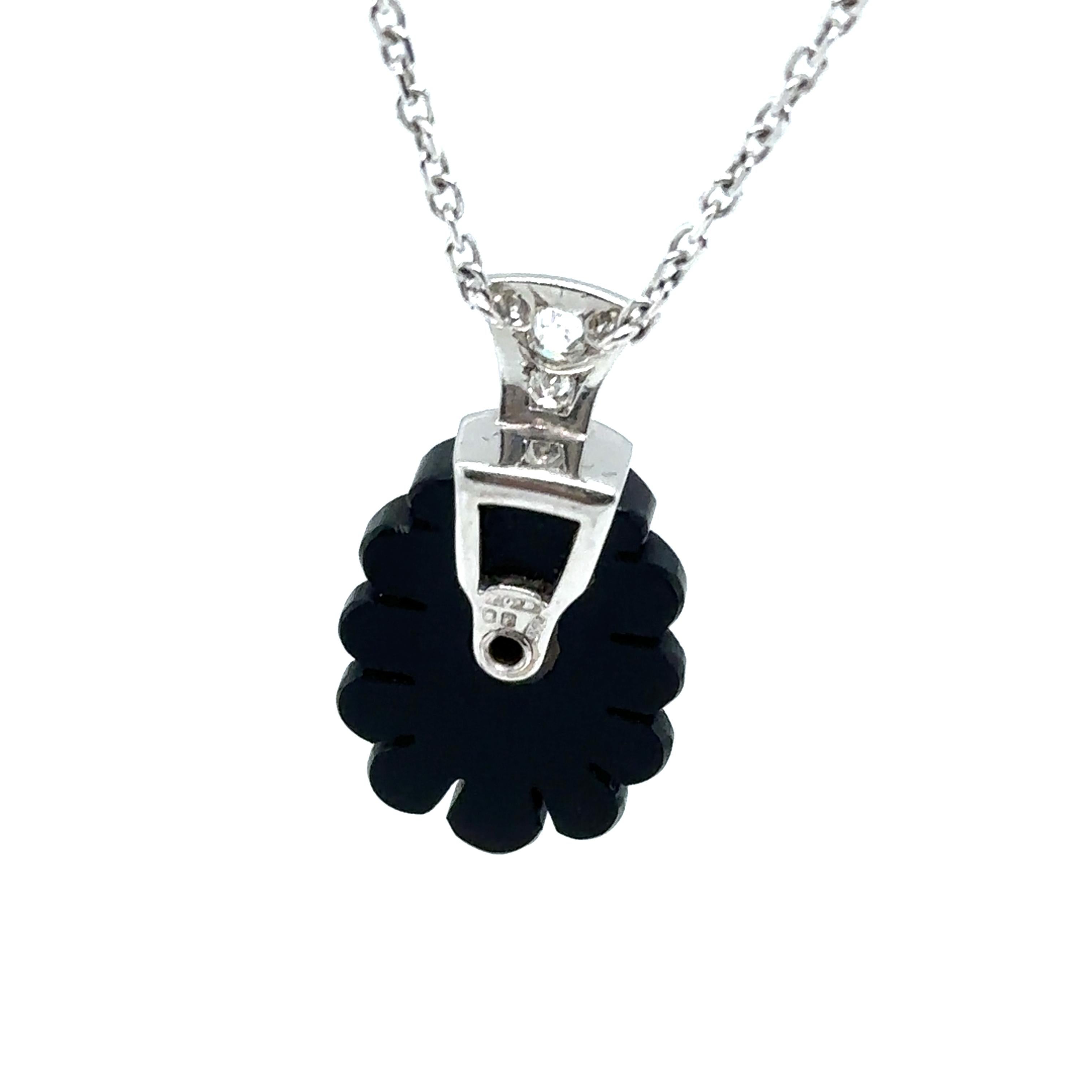 Pendentif jais sculpté en or blanc 18 carats serti d'un diamant de 0,30 carat Bon état - En vente à London, GB
