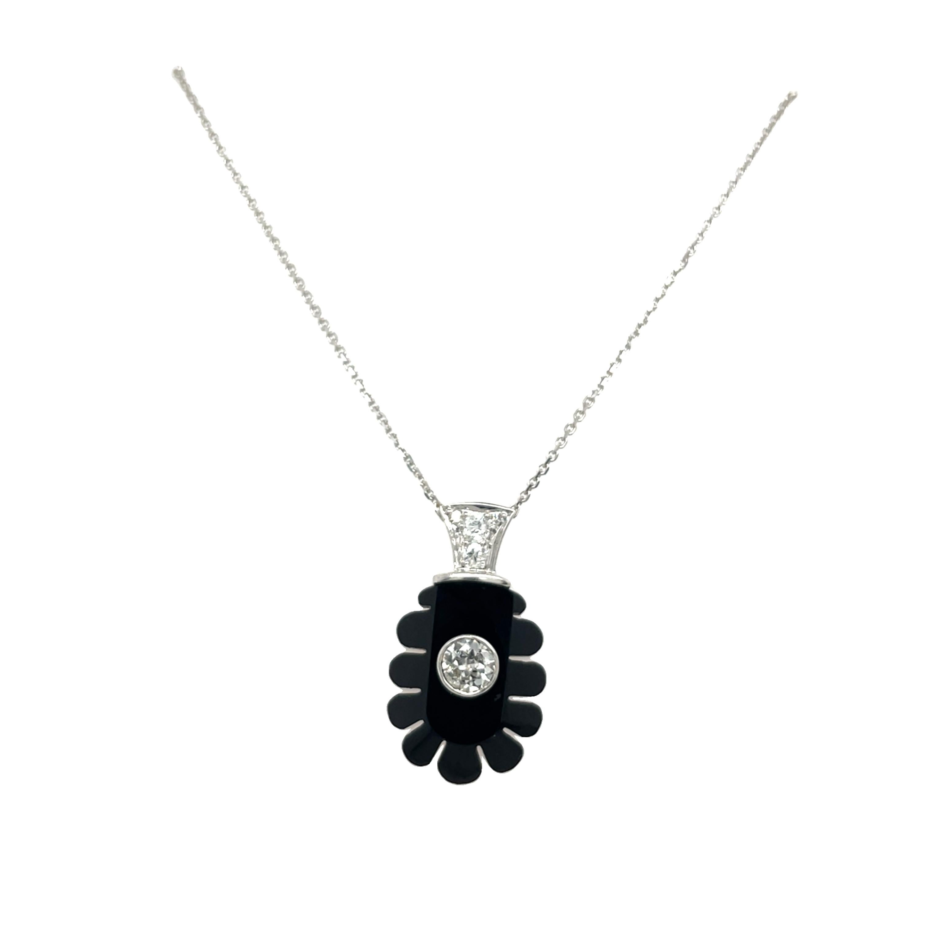 Pendentif jais sculpté en or blanc 18 carats serti d'un diamant de 0,30 carat Pour femmes en vente