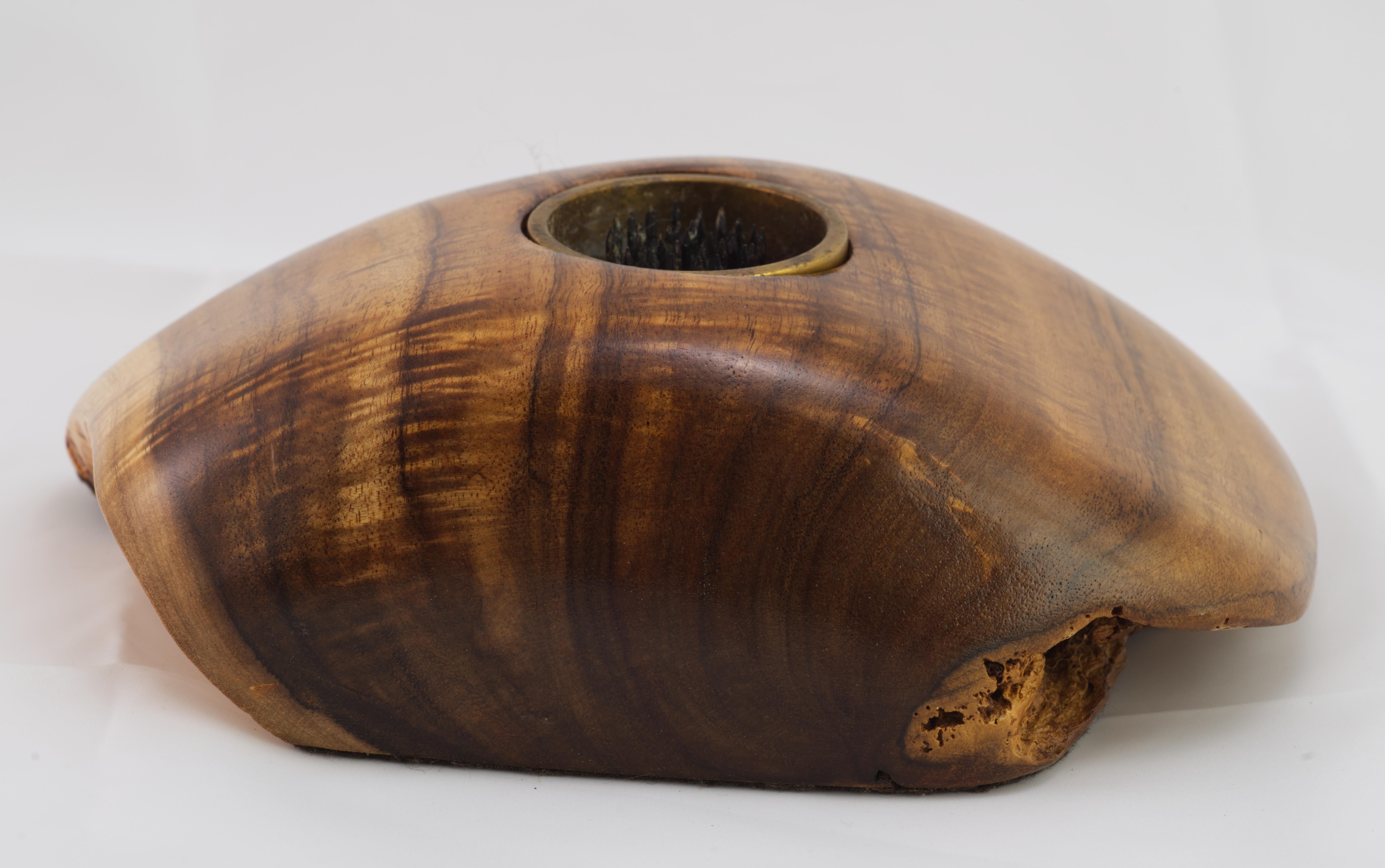 Jarrón Ikebana de Madera de Koa Tallada y Latón, Hawaii Estadounidense en venta