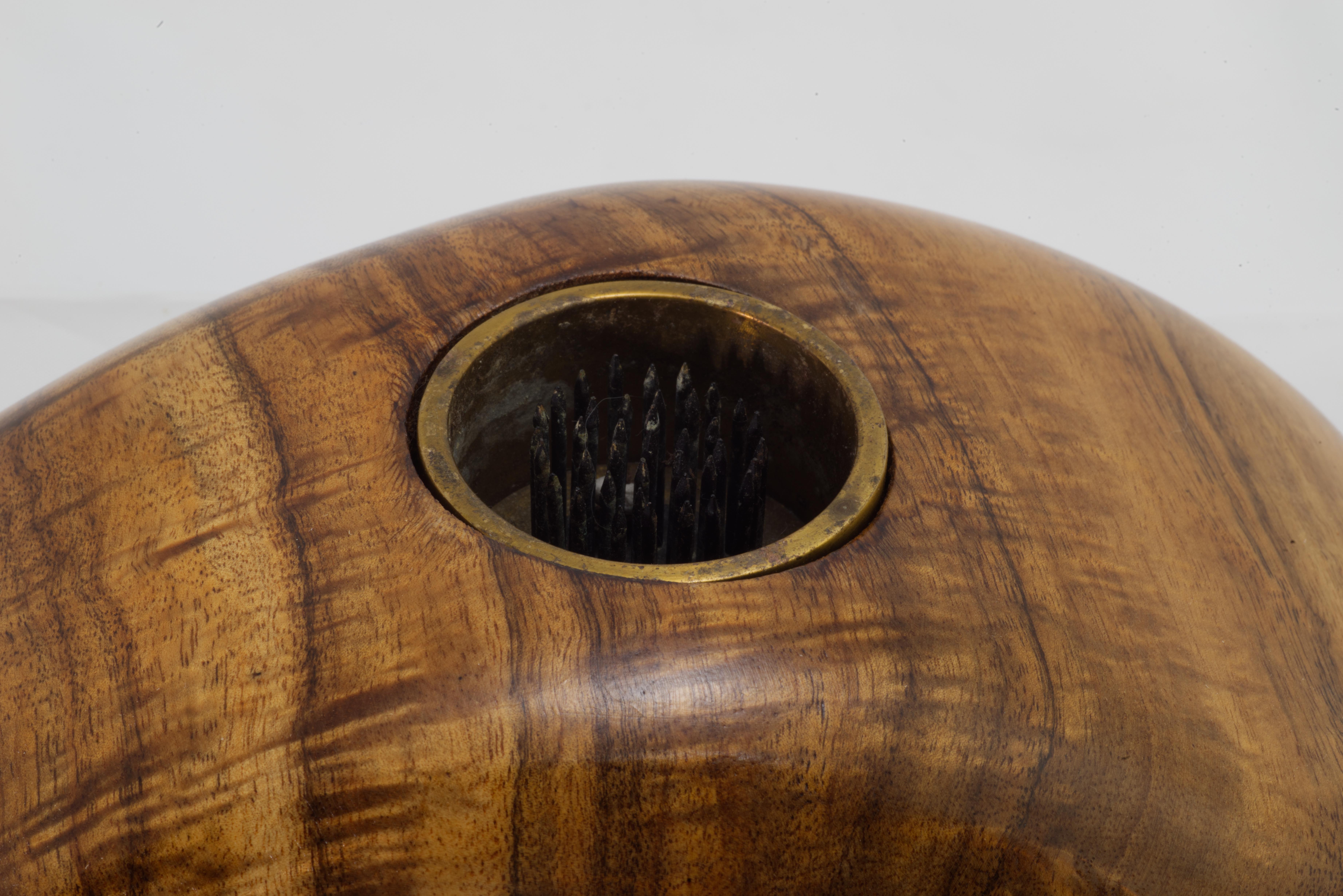 Jarrón Ikebana de Madera de Koa Tallada y Latón, Hawaii en Bueno estado para la venta en Clifton Springs, NY