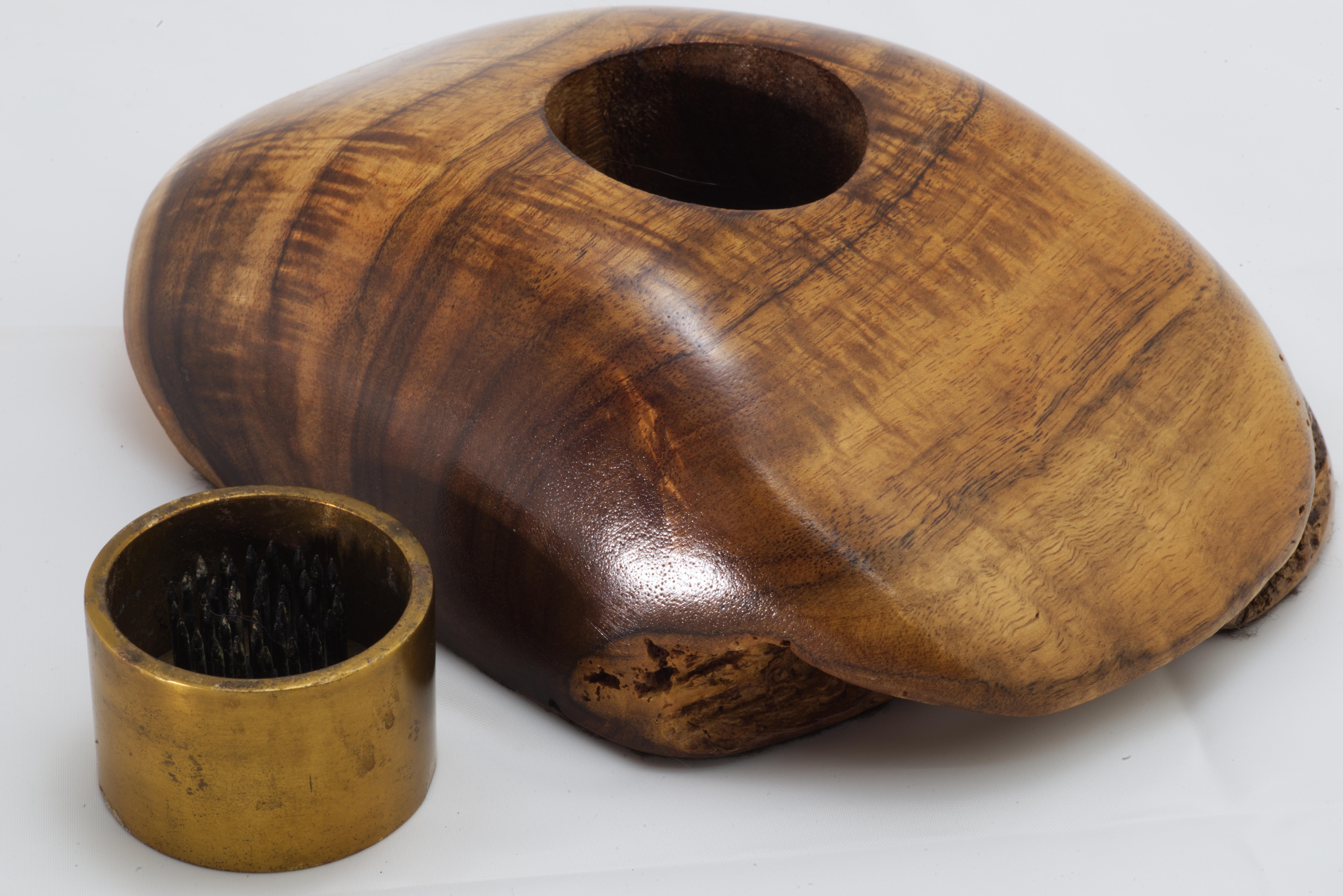 Jarrón Ikebana de Madera de Koa Tallada y Latón, Hawaii en venta 1