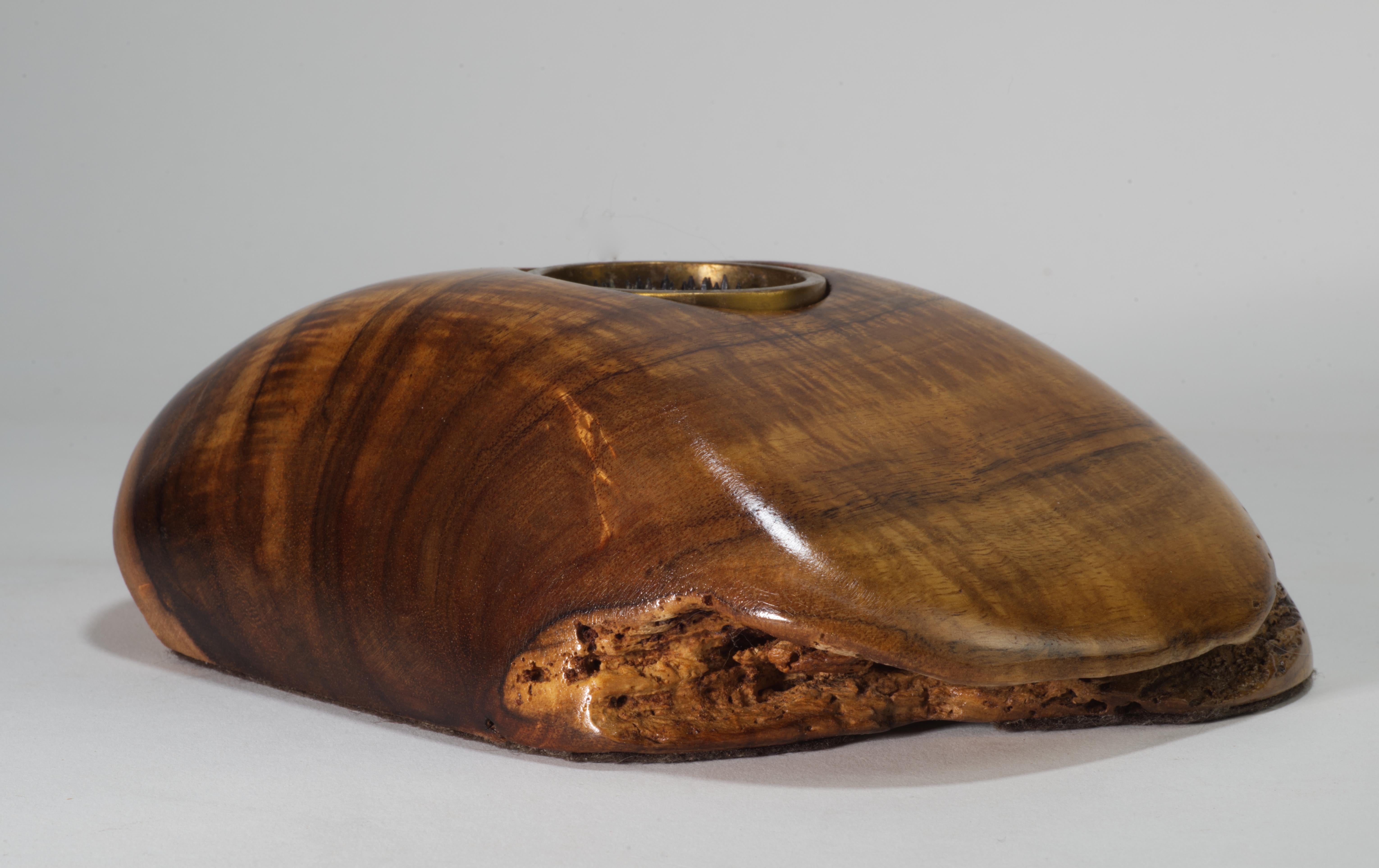 Jarrón Ikebana de Madera de Koa Tallada y Latón, Hawaii en venta 2