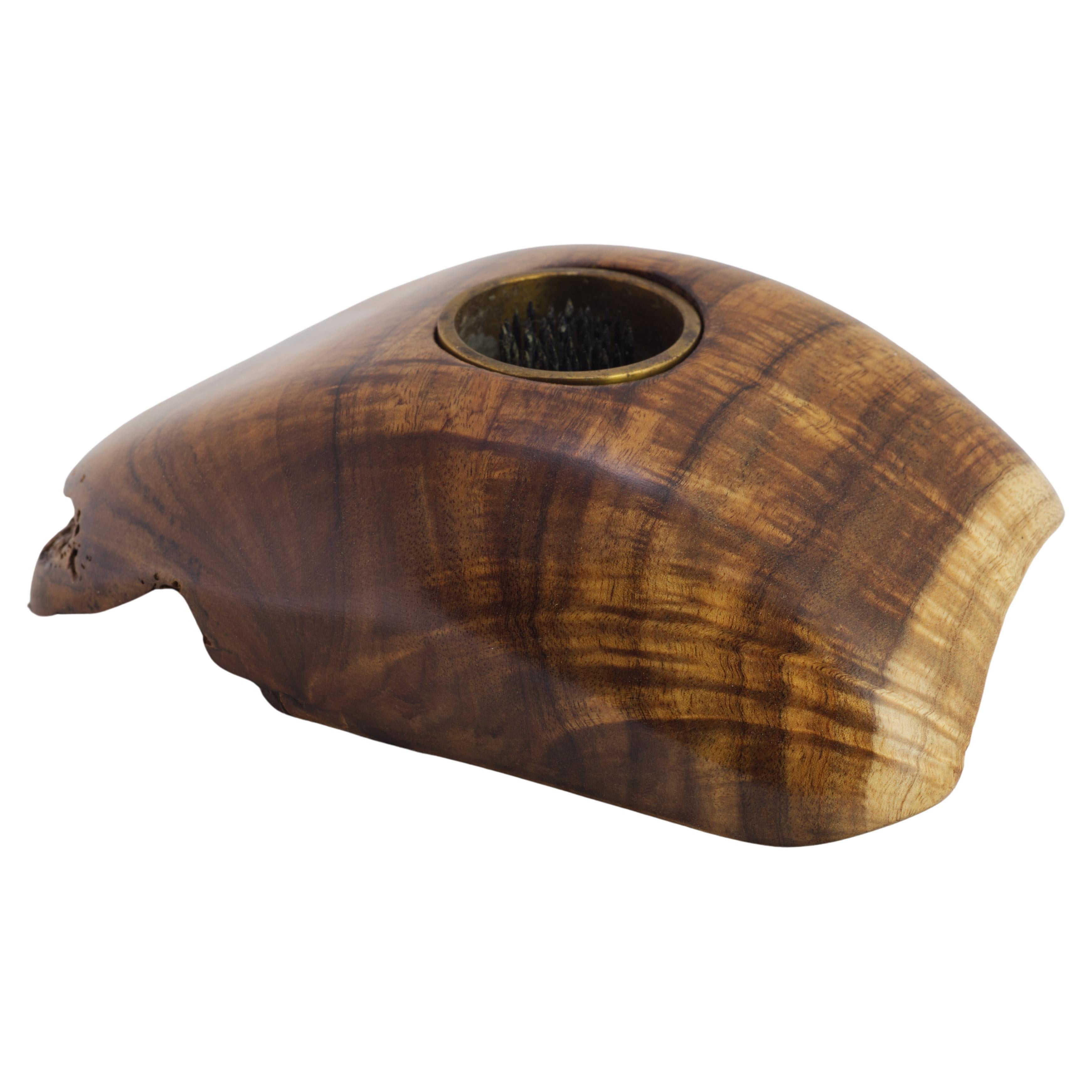 Jarrón Ikebana de Madera de Koa Tallada y Latón, Hawaii en venta