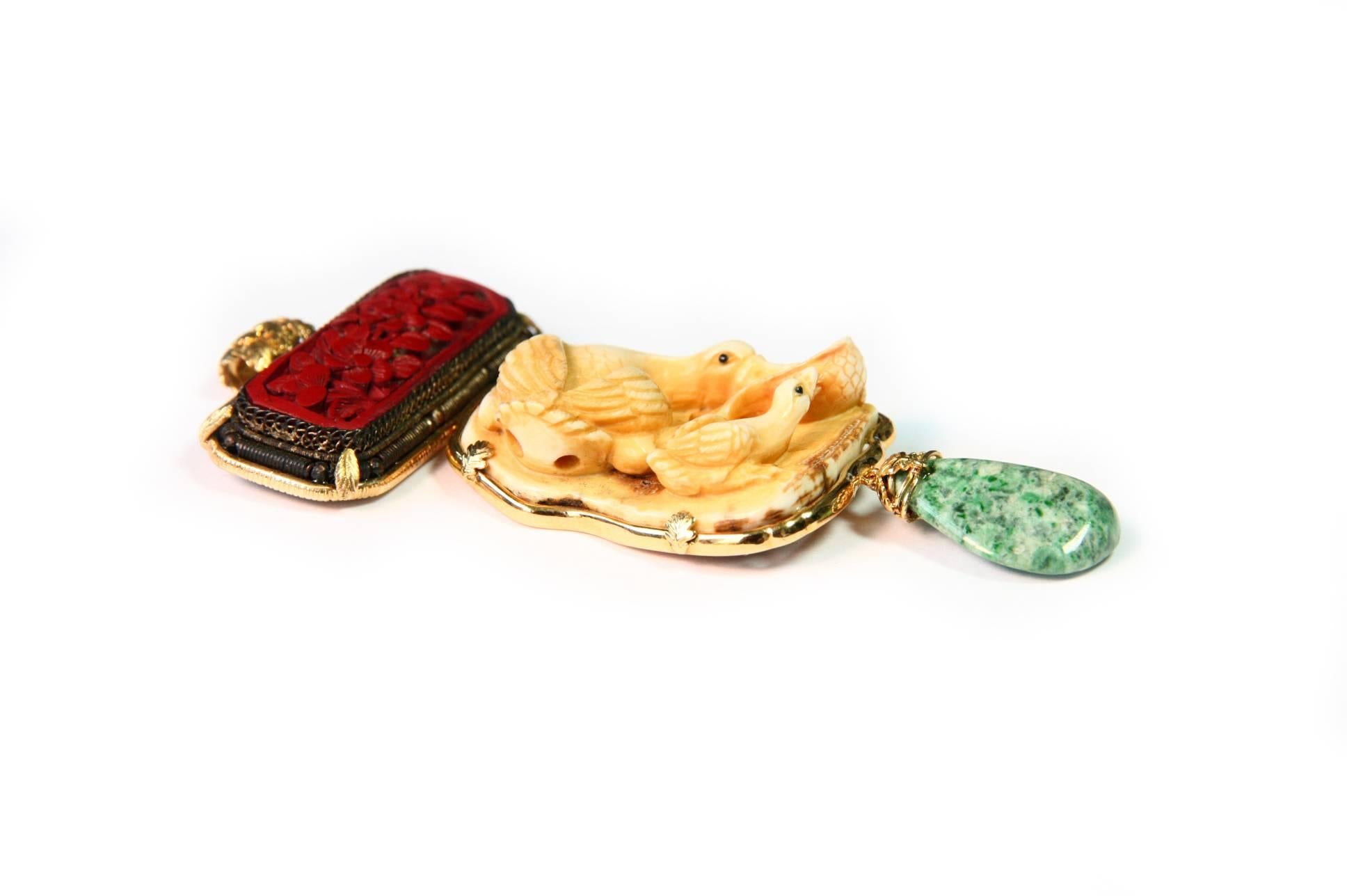 Taille hexagone Pendentif Netsuke ancien en laque sculptée, or et amazonite en forme d'oie en vente