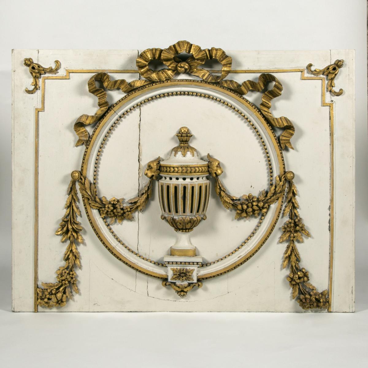 Geschnitzte, lackierte und vergoldete Holzarbeit aus dem 18. Jahrhundert. (Louis XVI.) im Angebot