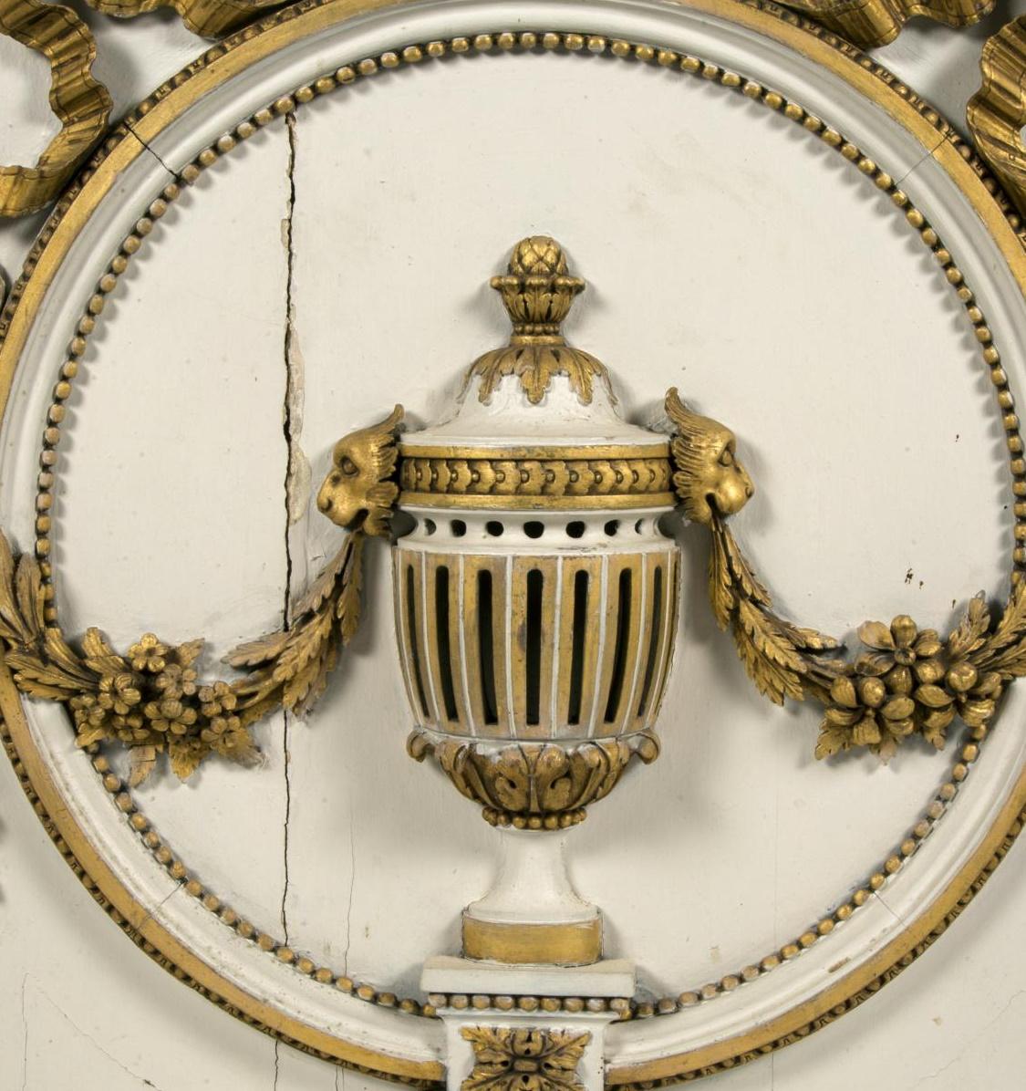 XVIIIe siècle et antérieur Boiseries sculptées, laquées et dorées du XVIIIe siècle. en vente