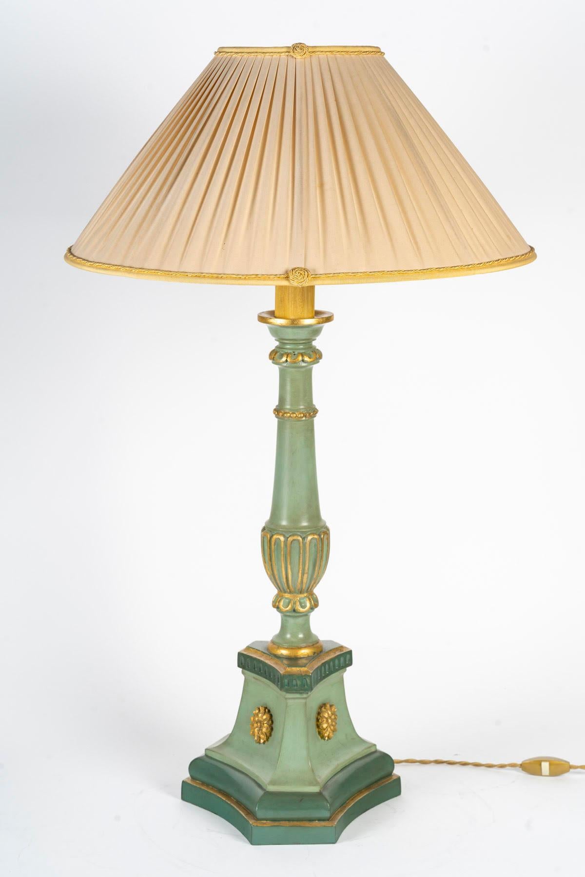 Lámpara de madera tallada, lacada y dorada, 1950-1960, estilo Luis XVI.

Gran lámpara de mesa de estilo Luis XVI, 1950-1960, de madera tallada, lacada y dorada.
Base de la lámpara: A: 67cm, P: 24cm
Con pantalla: A: 80 cm, P: 49 cm