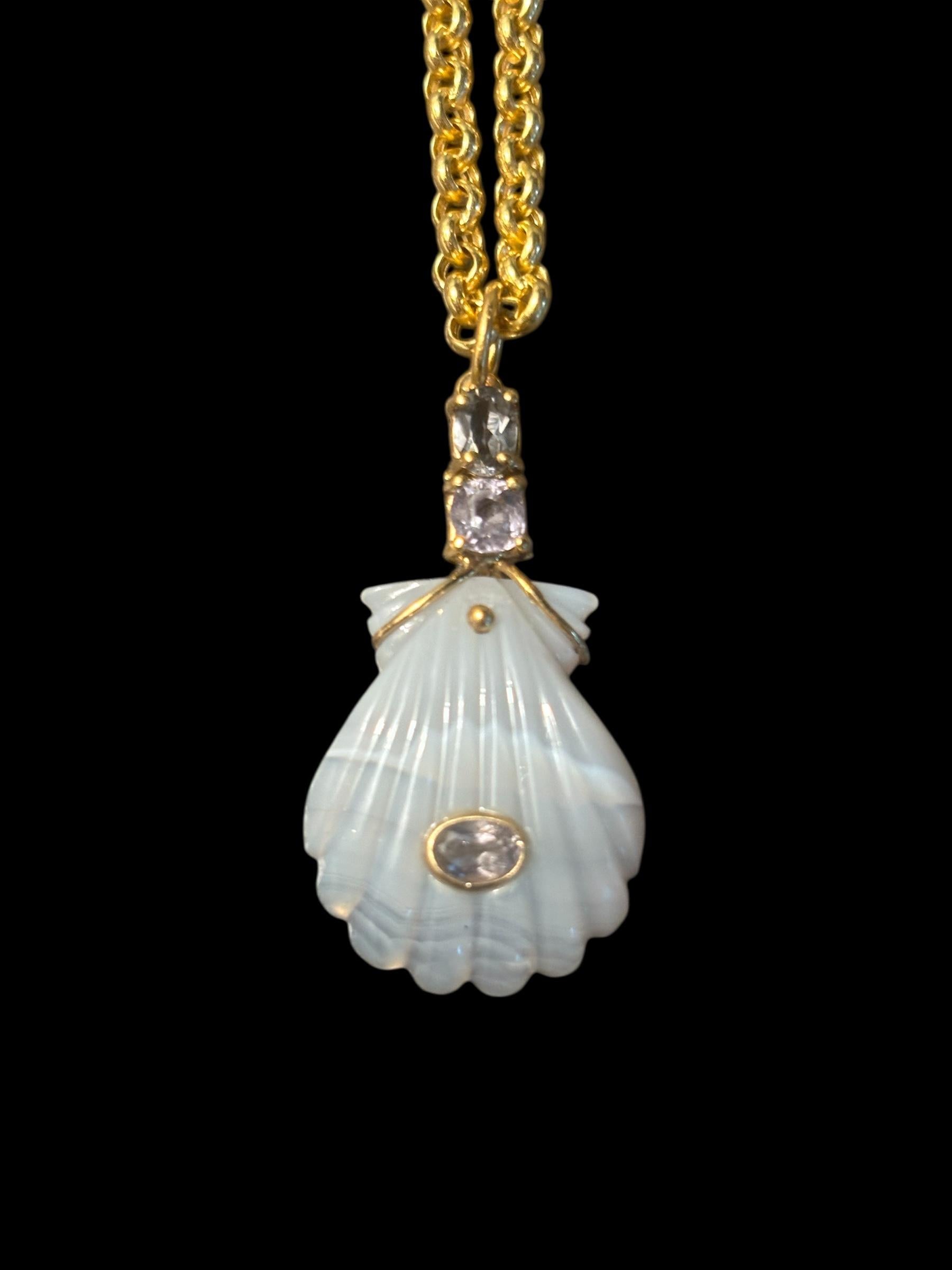 Colgante Concha Ágata Laguna

Ágata Laguna, Espinela, Oro 14k

Se trata de una concha de ágata Laguna bellamente tallada. La espinela ovalada gris central mide 5x4 mm y está engastada en oro de 14k.

Las dos espinelas superiores son de unos tonos
