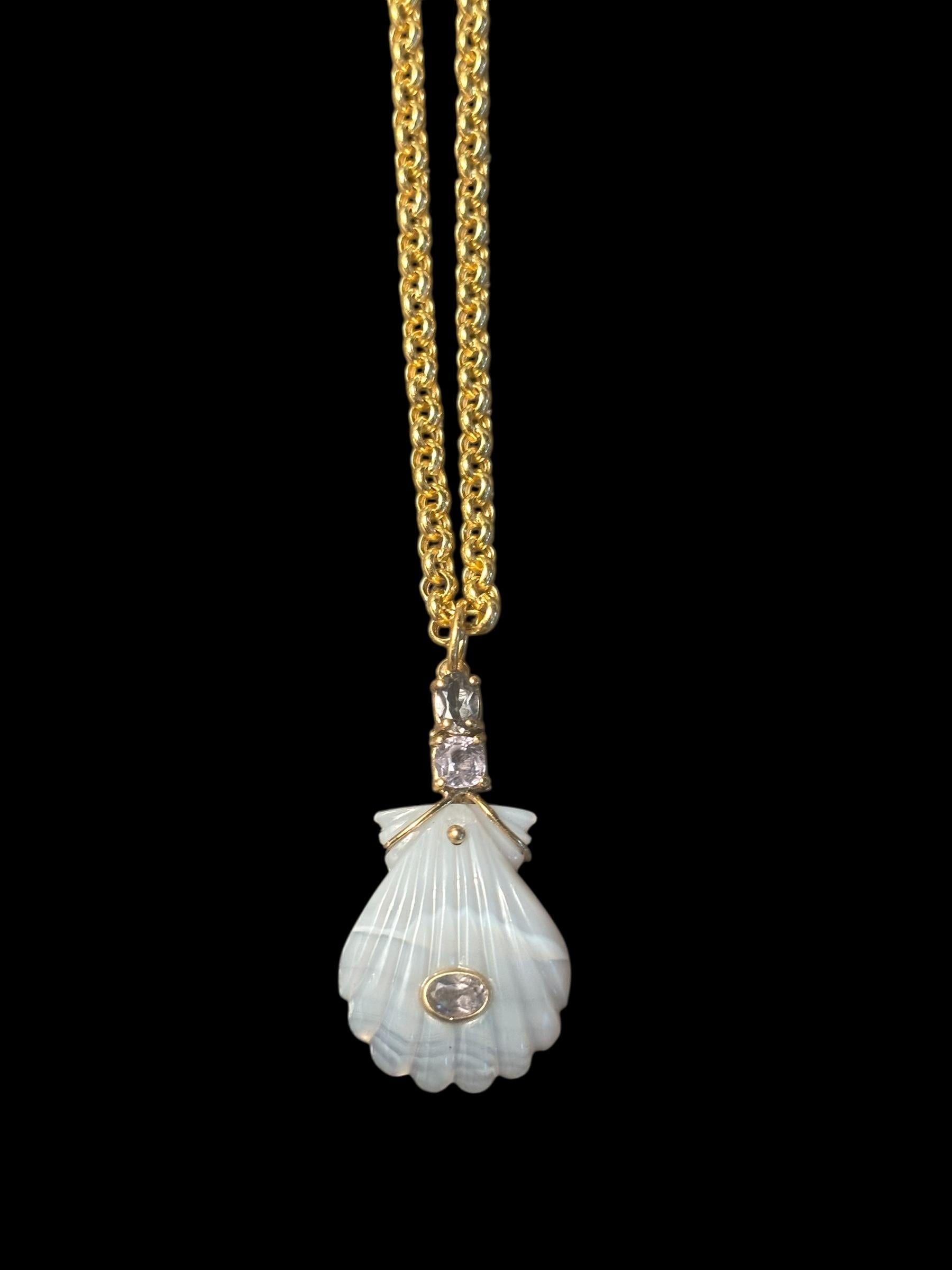 Colgante de concha de ágata lagunera tallada con tres espinelas y oro de 14k en Nuevo estado para la venta en New York, NY